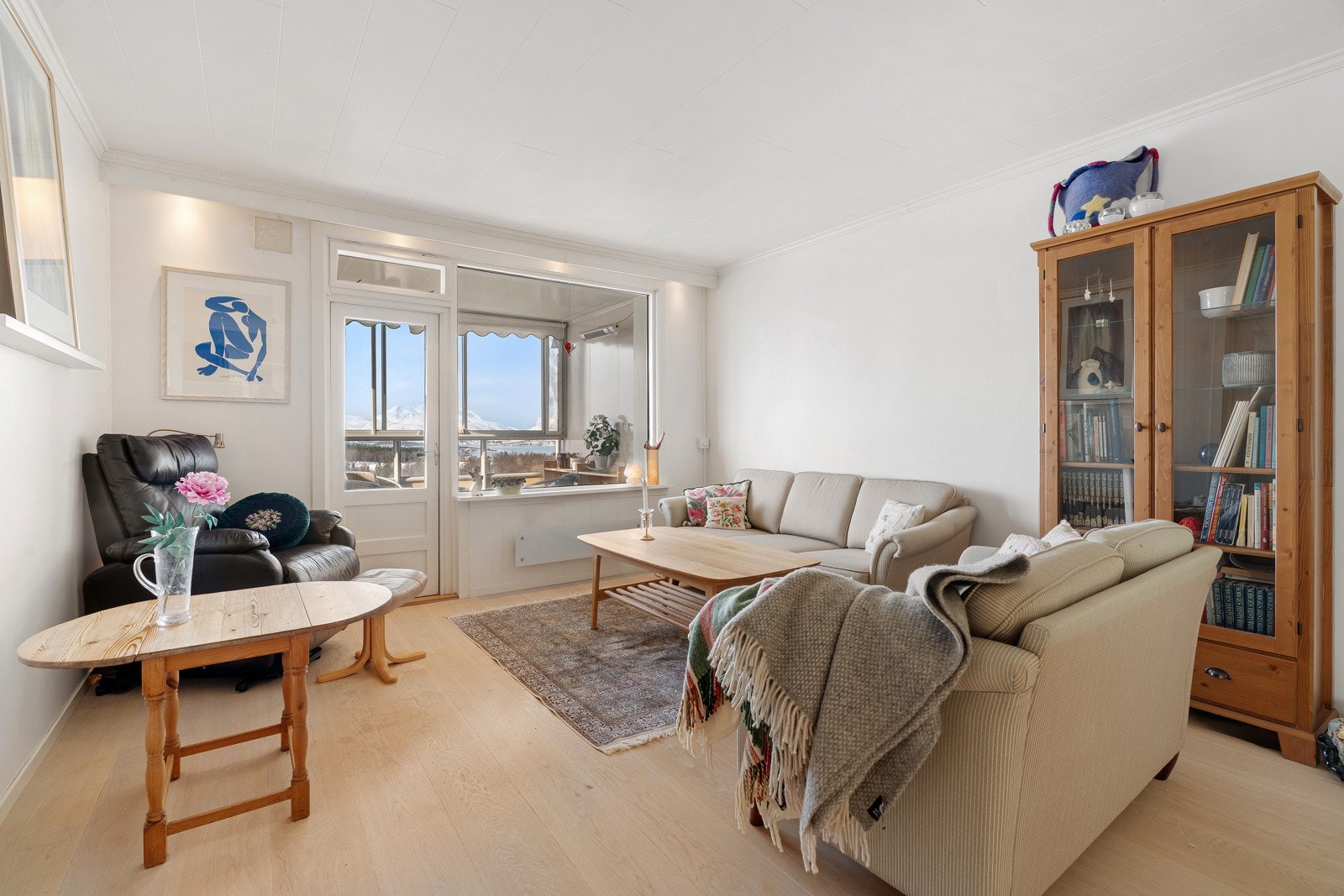 Stuen er av fin størrelse med naturlige soner for å møblere den sosiale sonen.