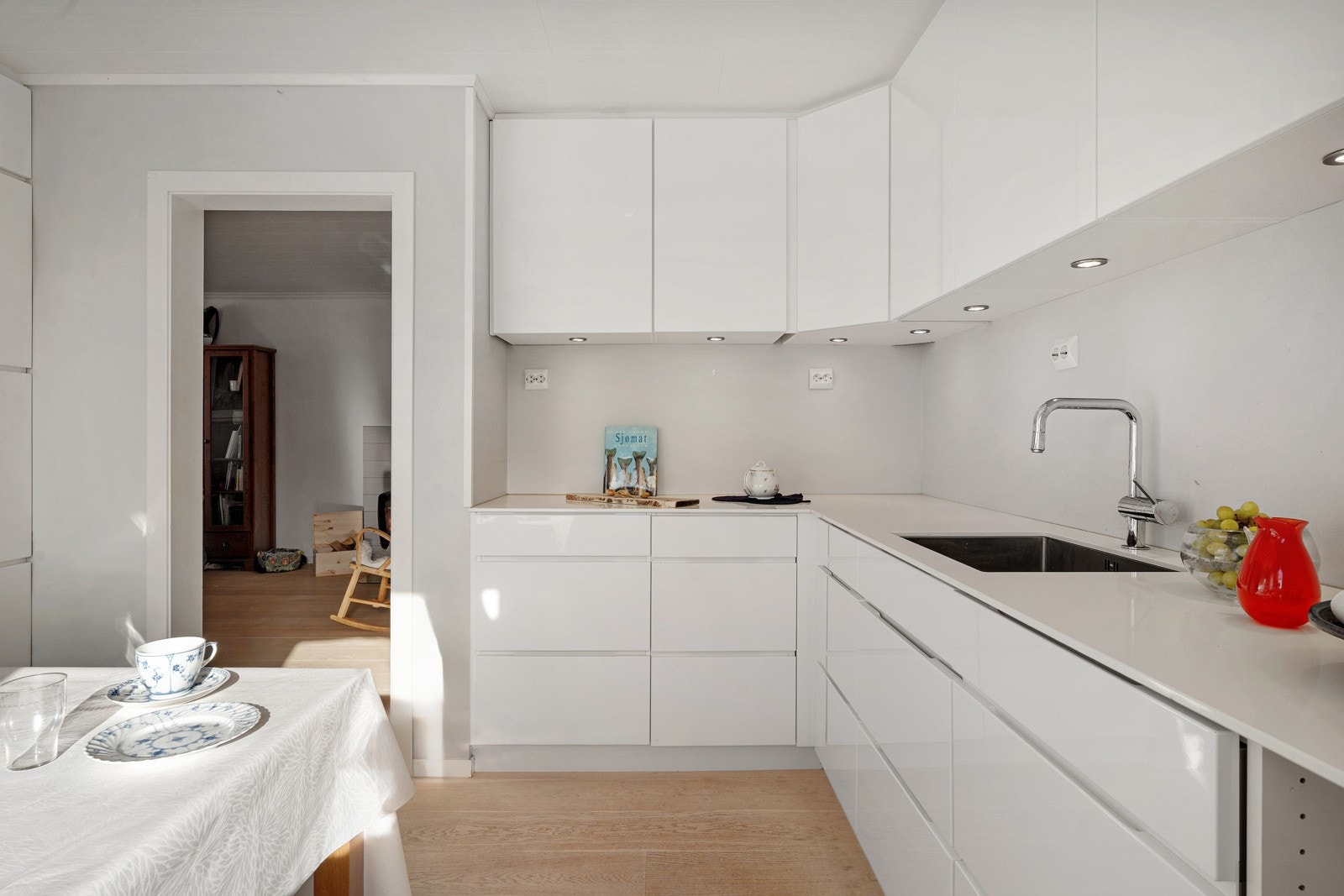 På kjøkkenet har du kvaliteter som integrert kjøl/frys, oppvaskmaskin, stekeovn, dampovn og kaffemaskin.