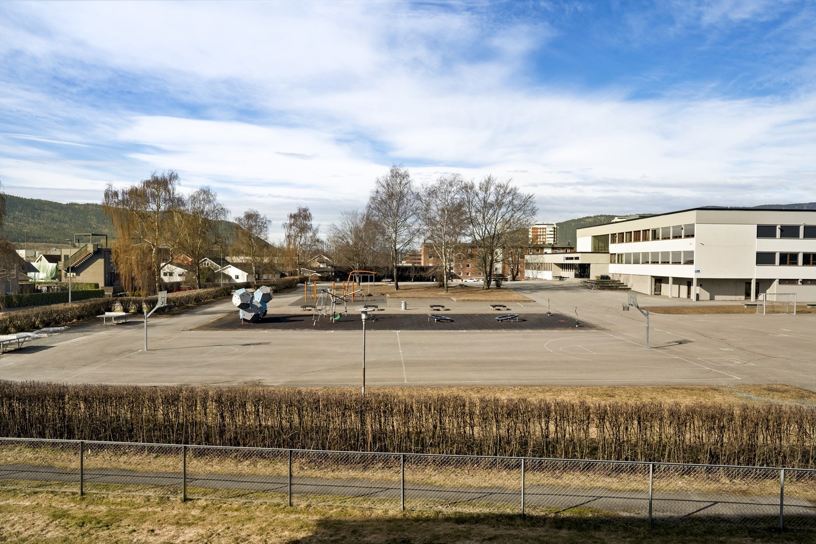 Den vestvendte balkongen byr på ettermiddag- og kveldssol og utsikt mot Kjøsterud Ungdomskole. Galleribilde