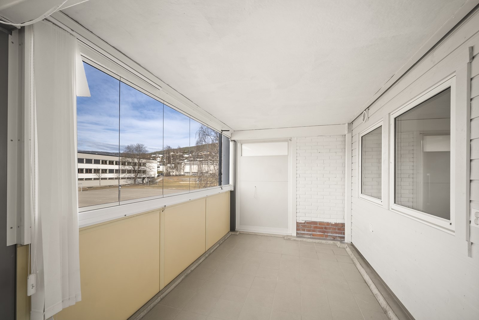 En svært romslig og innglasset balkong som kan benyttes året rundt! Galleribilde