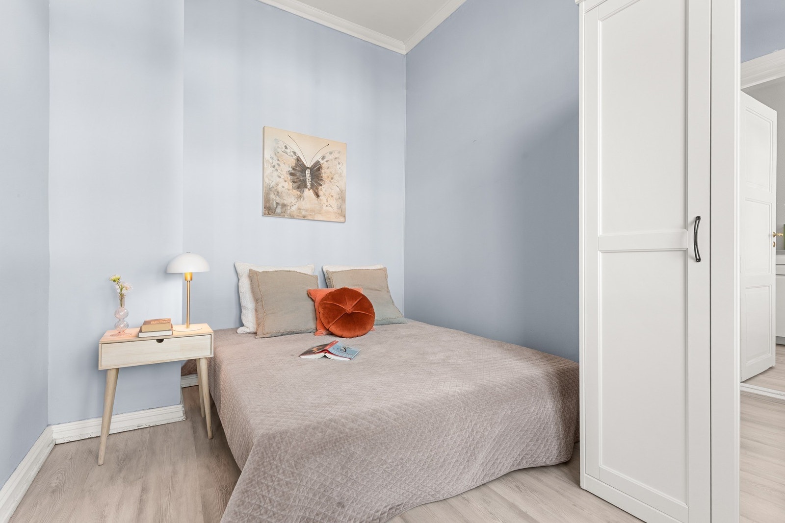 Soverom med plass til dobbeltseng og garderobeinnredning. Galleribilde