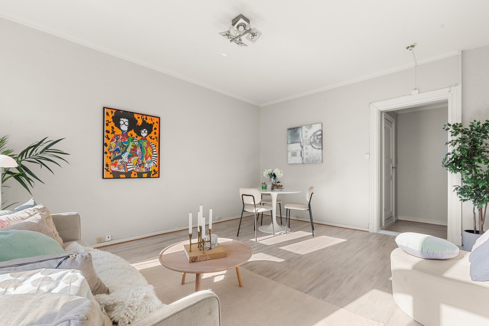 Leiligheten har klassiske detaljer som god takhøyde og store vindusflater. Galleribilde