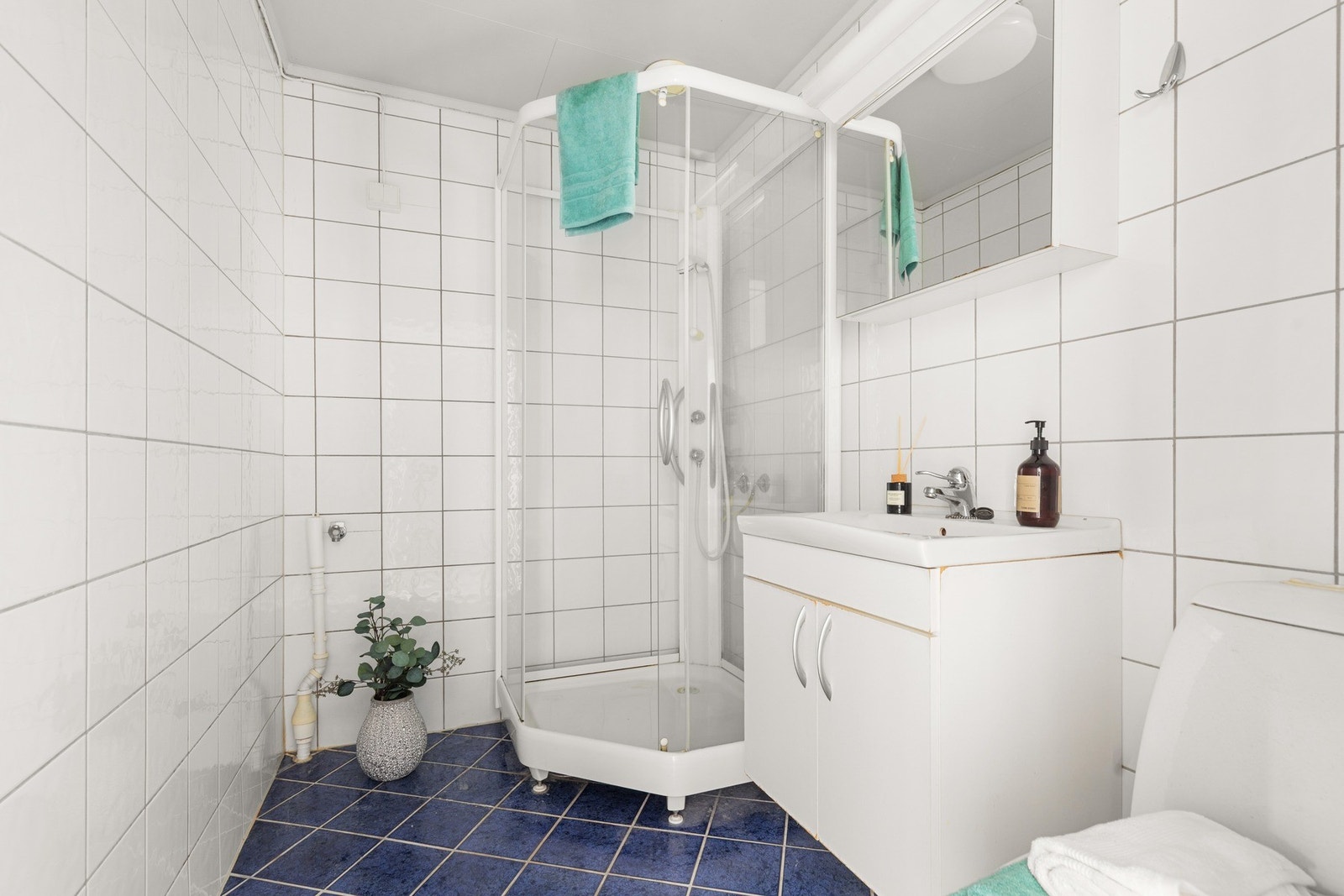 Baderom med opplegg for vaskemaskin og tørketrommel. Galleribilde