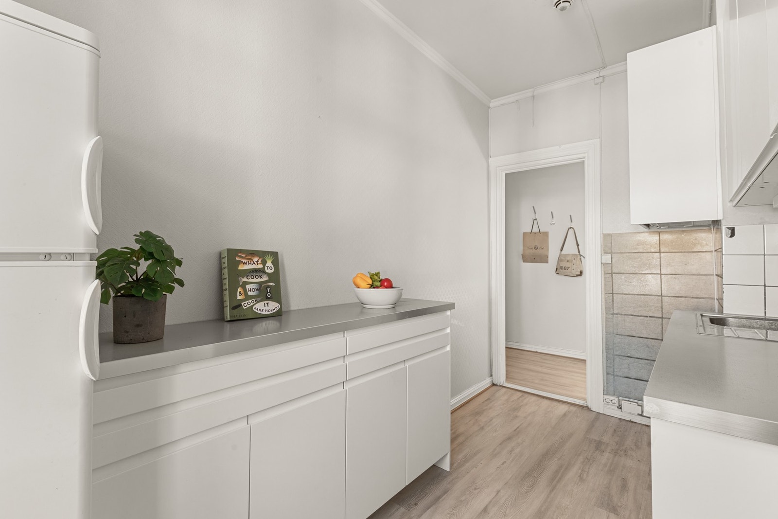 Her er det muligheter for å flytte kjøkkenet ut i stuen, og lage et ekstra soverom. Galleribilde