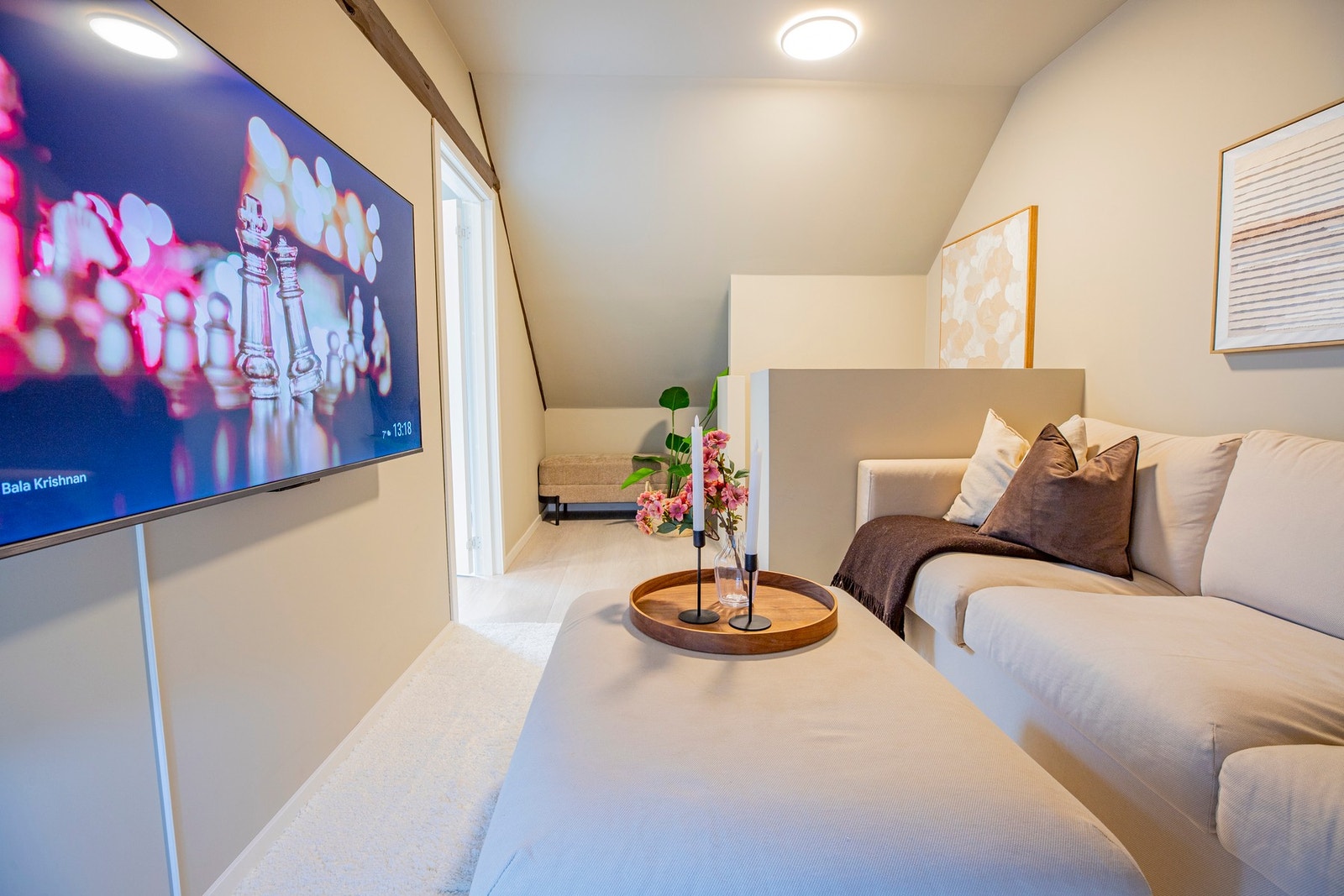Loftstuen er malt i lyse farger. Galleribilde