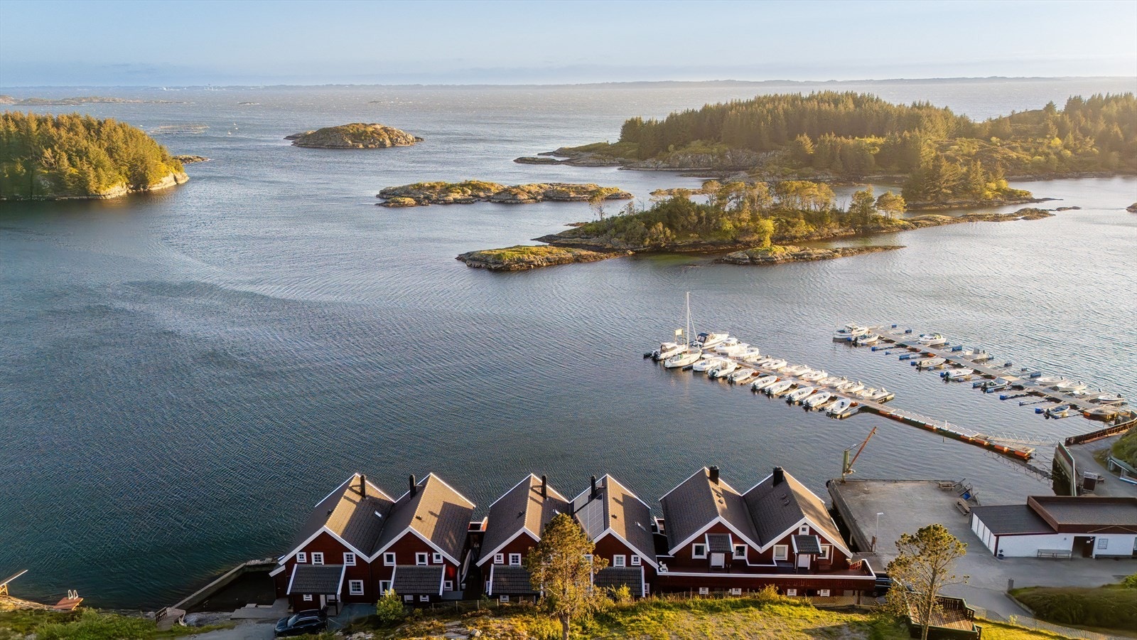 En flott rorbu i idylliske og maritime omgivelser i Alver. Galleribilde