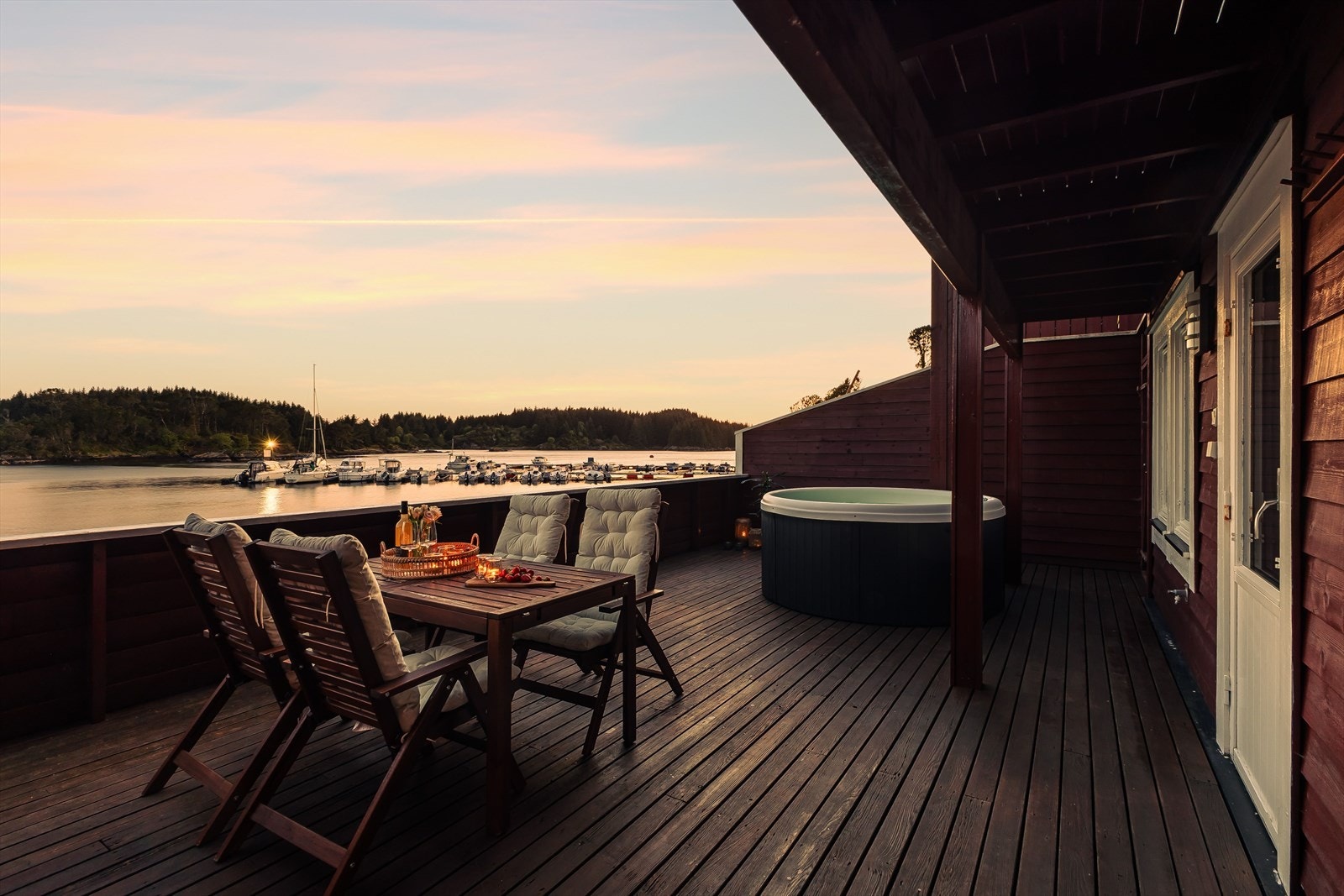 Nyt kveldene på terrassen med nydelig utsikt og omgivelser Galleribilde