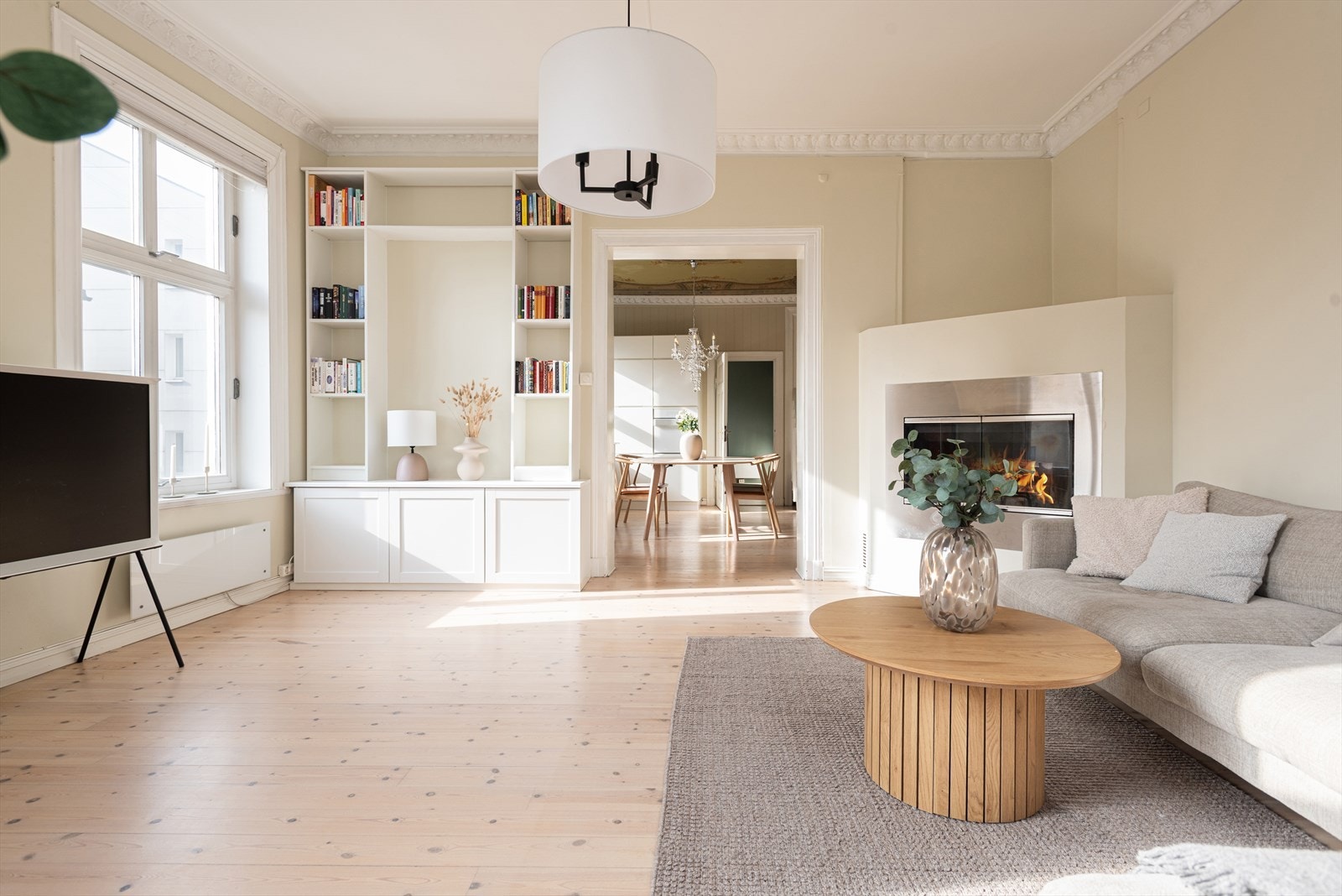 Leiligheten opplyser lys og luftig med store vindusflater som sørger for godt med naturlig lysinnslipp Galleribilde