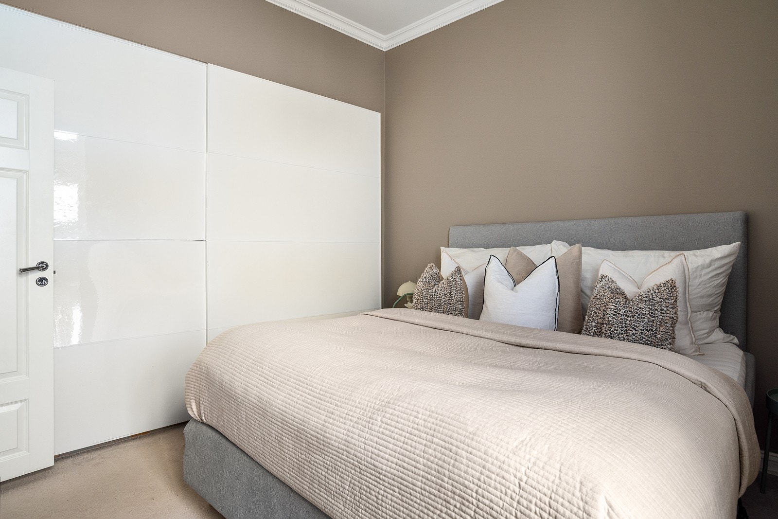 Langs den ene veggen er det etablert et stort innebygd garderobeskap Galleribilde