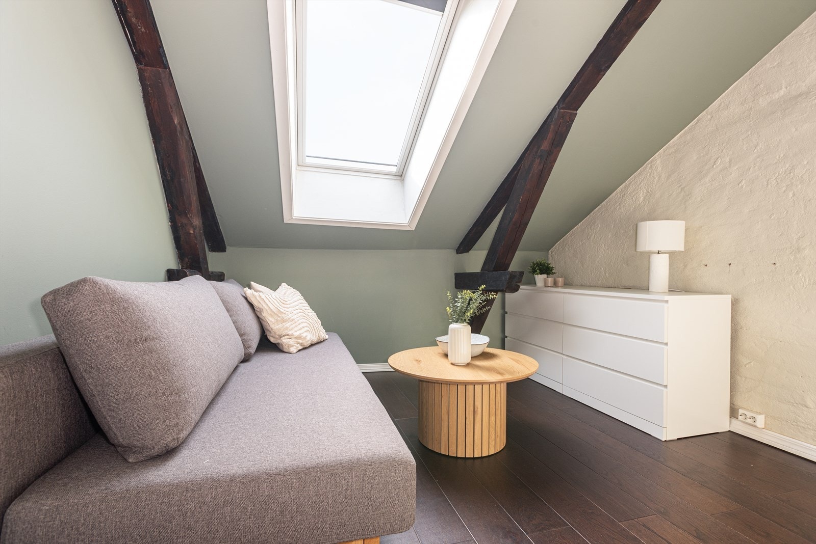 Synlige bjelker og godt lysinnslipp fra takvindu Galleribilde