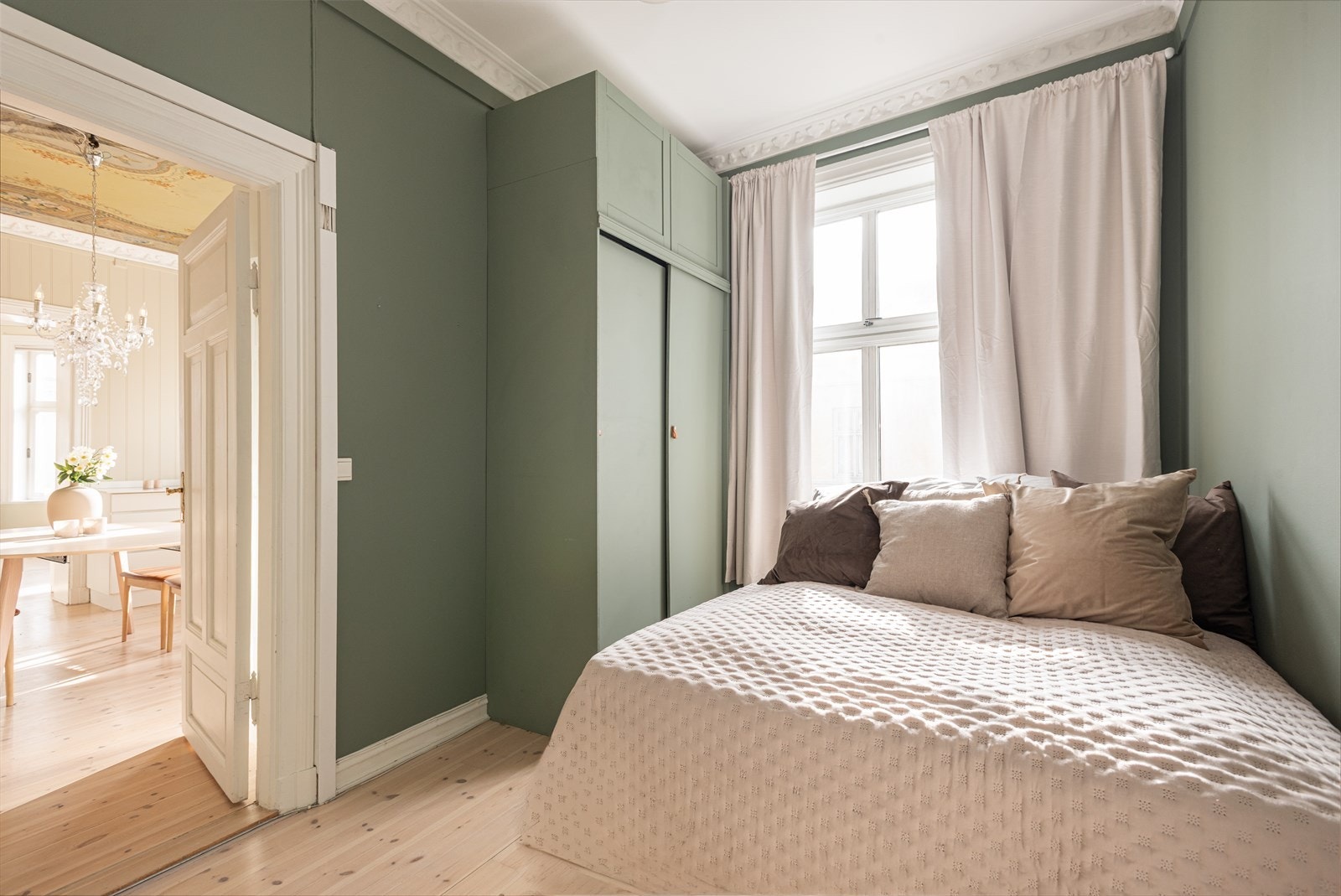 Soverom med praktisk garderobeløsning og god plass til dobbeltseng Galleribilde