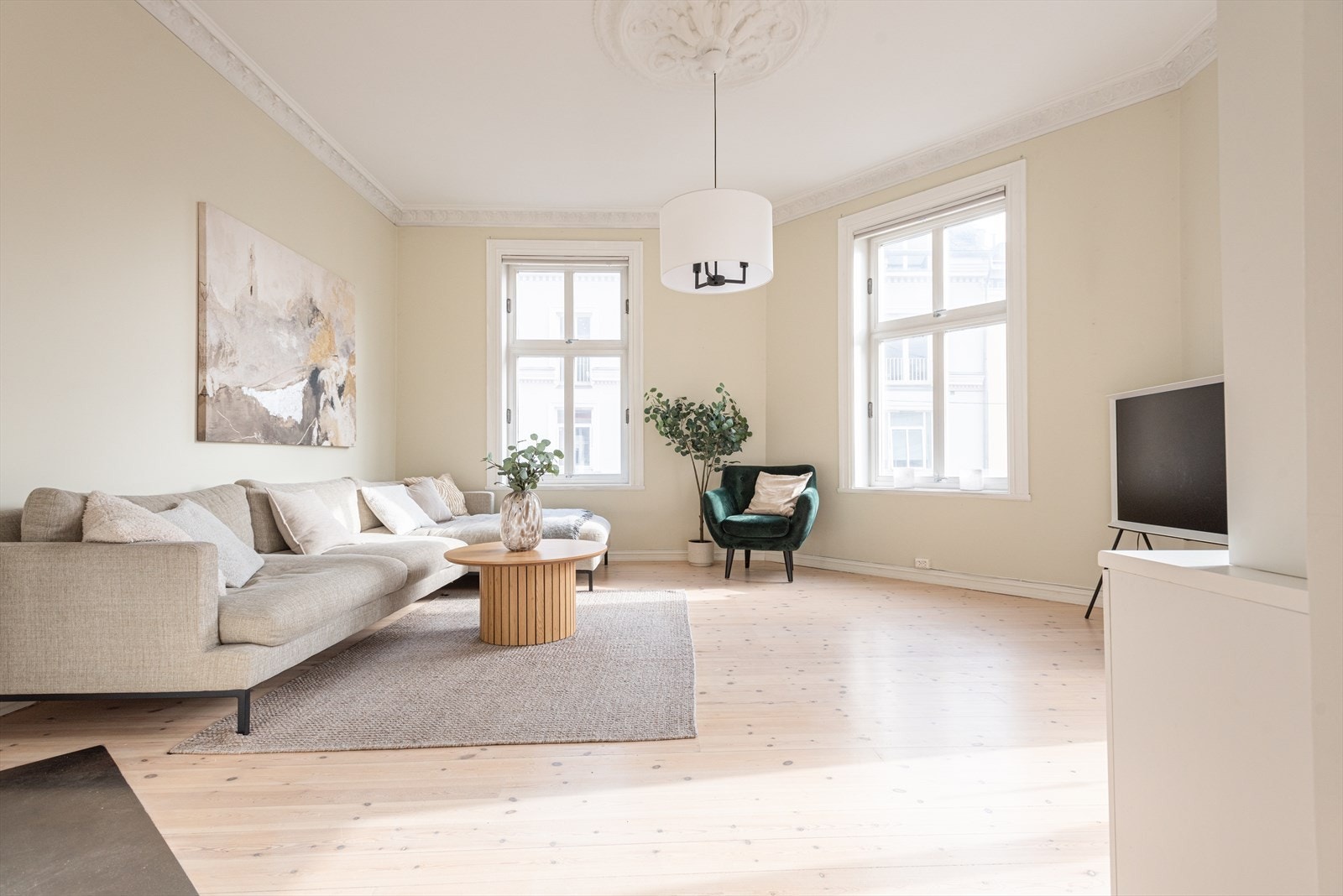 Romslig hjørnestue med god plass til det man måtte ønske av møblement Galleribilde