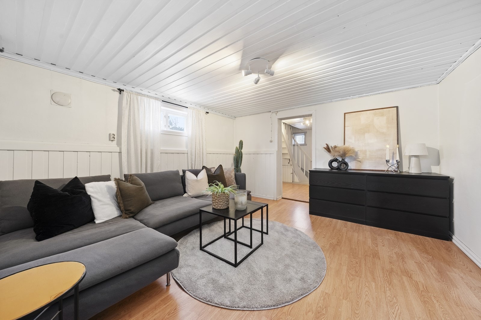 Innredet kjellerstue. Rommet er ikke godkjent til varig opphold Galleribilde