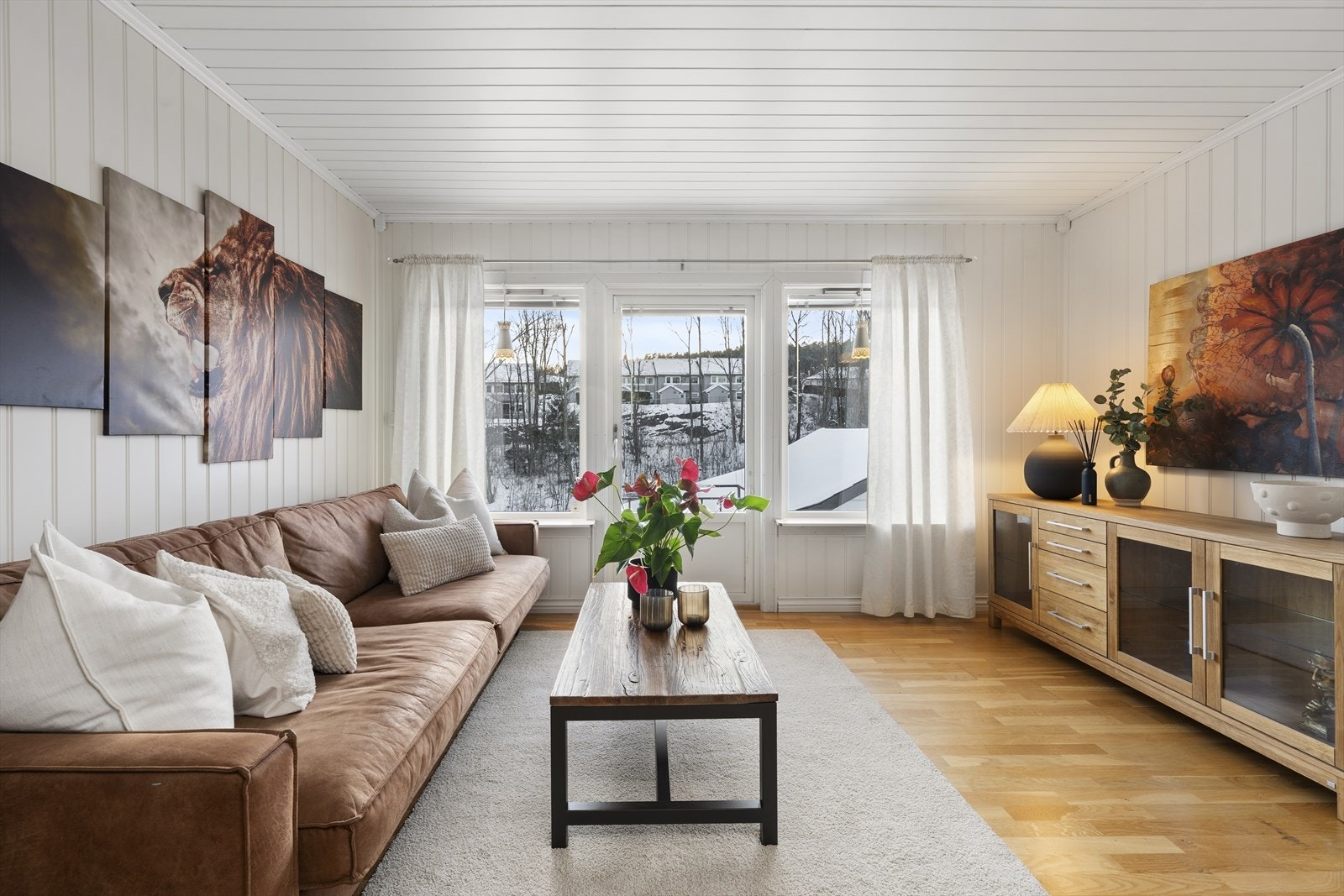 Lys stue med gode vindusflater som slipper inn rikelig med dagslys Galleribilde