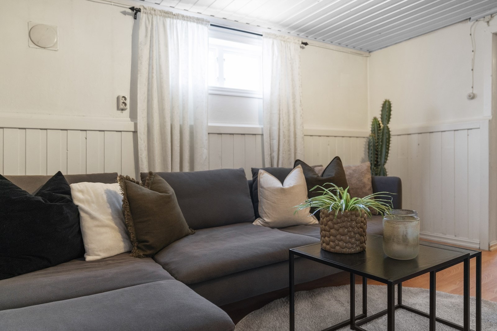 Innredet kjellerstue. Rommet er ikke godkjent til varig opphold Galleribilde