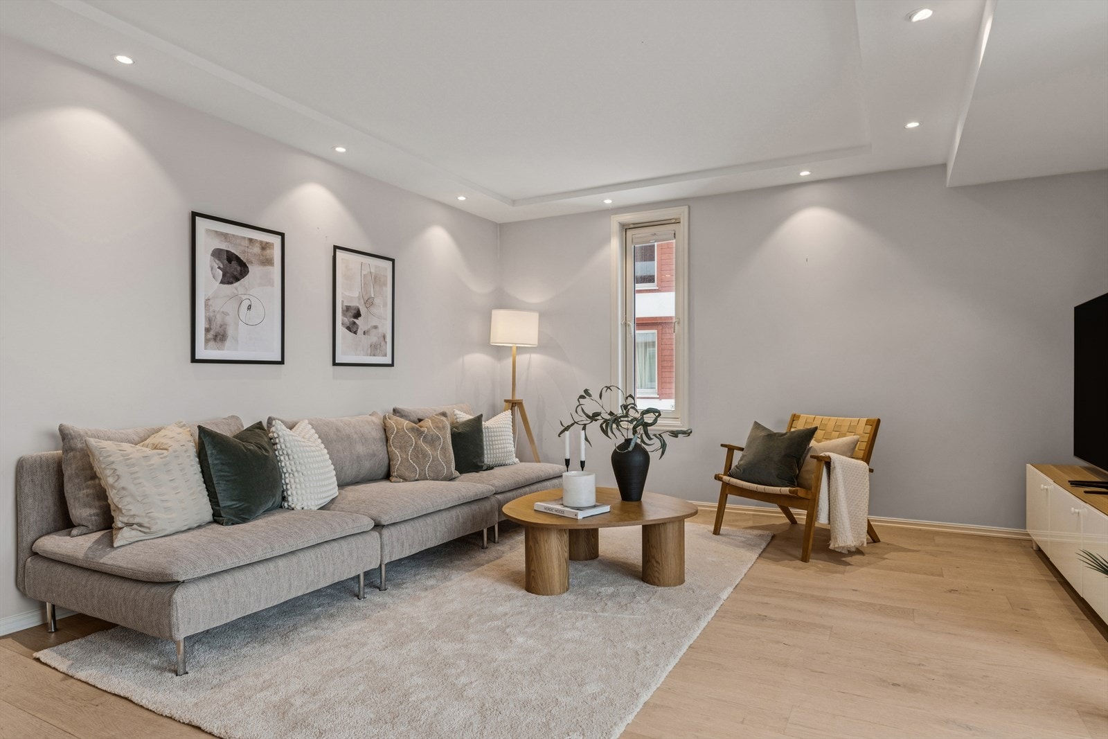 Hyggelig stue med vinduer på to sider. Galleribilde