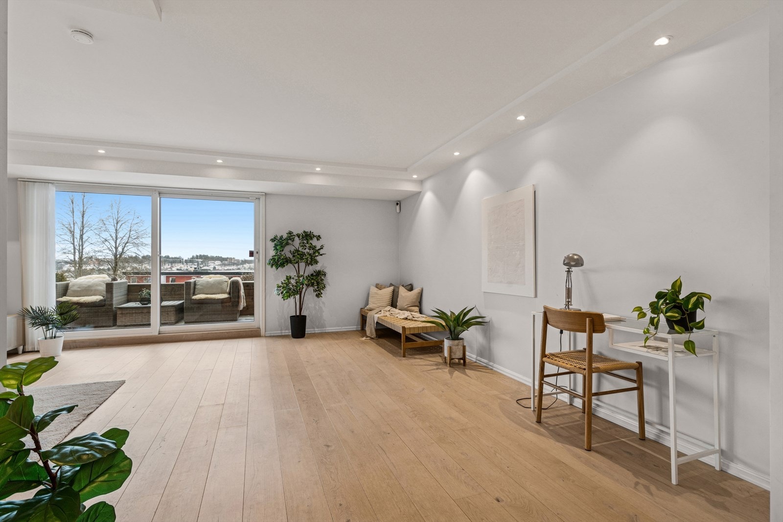 Stuen er romslig, og åpner for inndeling i flere soner, som f. eks kontorplass. Galleribilde