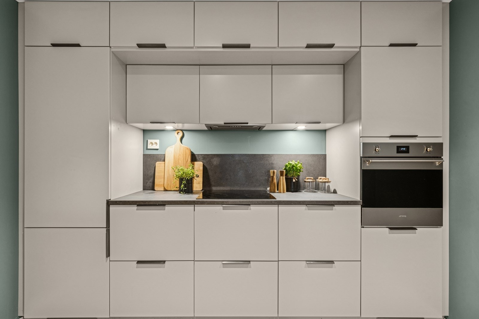 Rikelig med benke- og skapplass. Galleribilde