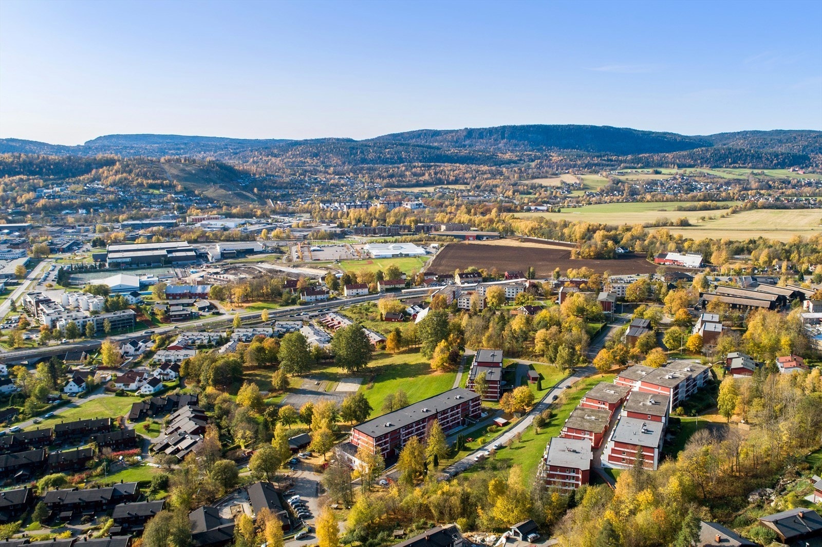 Det er også ca. 5 min å gå til Kolsås Senter og ca. 7 min til t-banestasjonen. Galleribilde