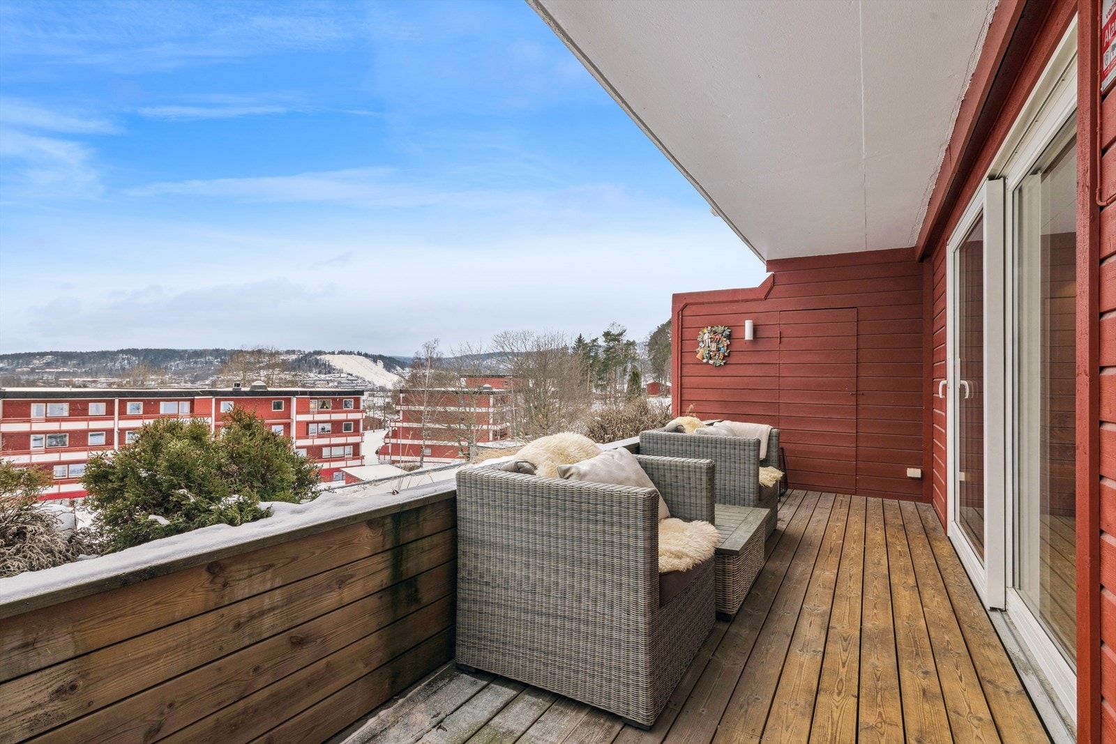 Leiligheten har en flott utsikt mot bla. Kirkerudbakken. Svært gode solforhold. Galleribilde
