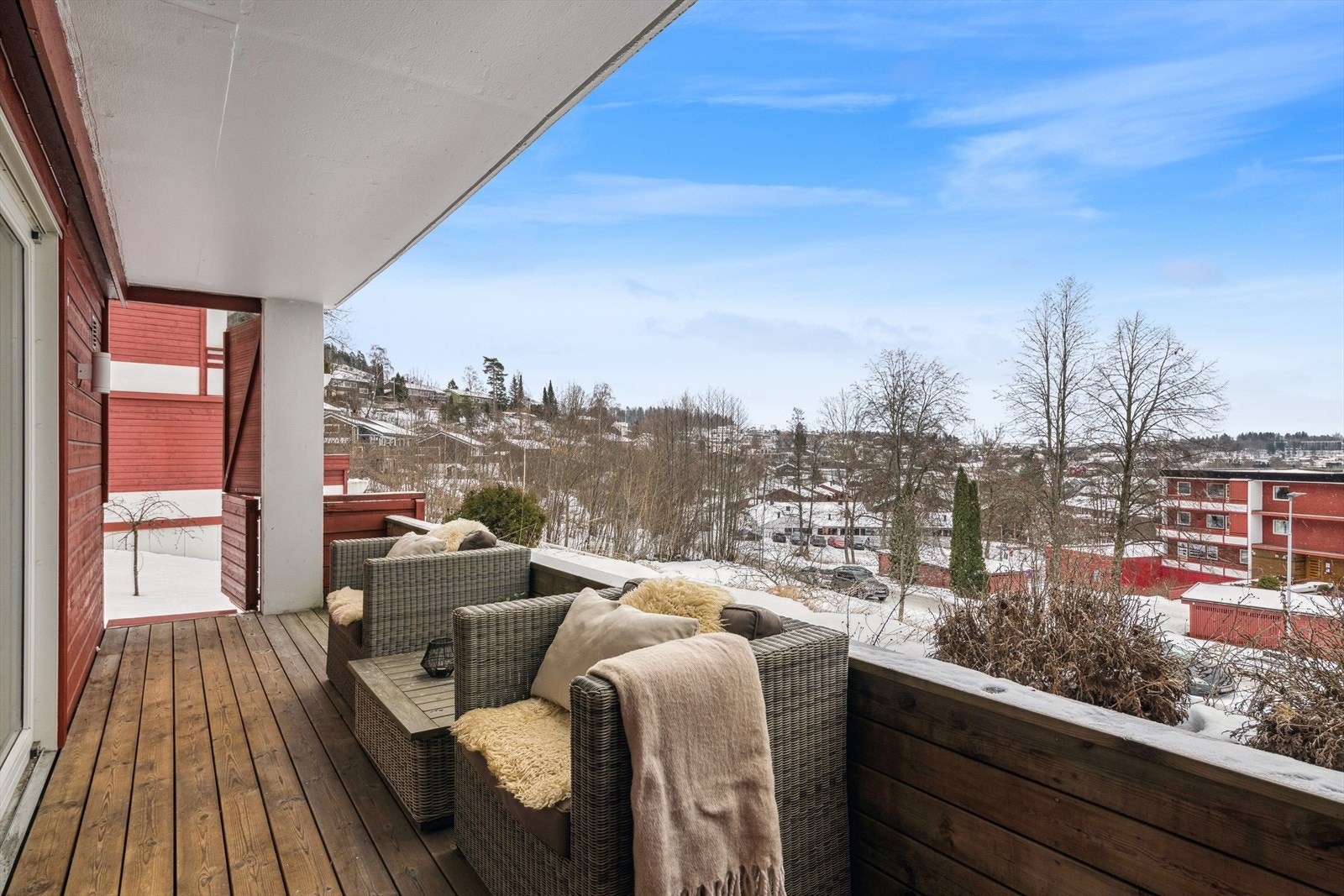 Leiligheten har en sydvendt balkong på 11 med direkte adkomst til fellesarealet. Galleribilde