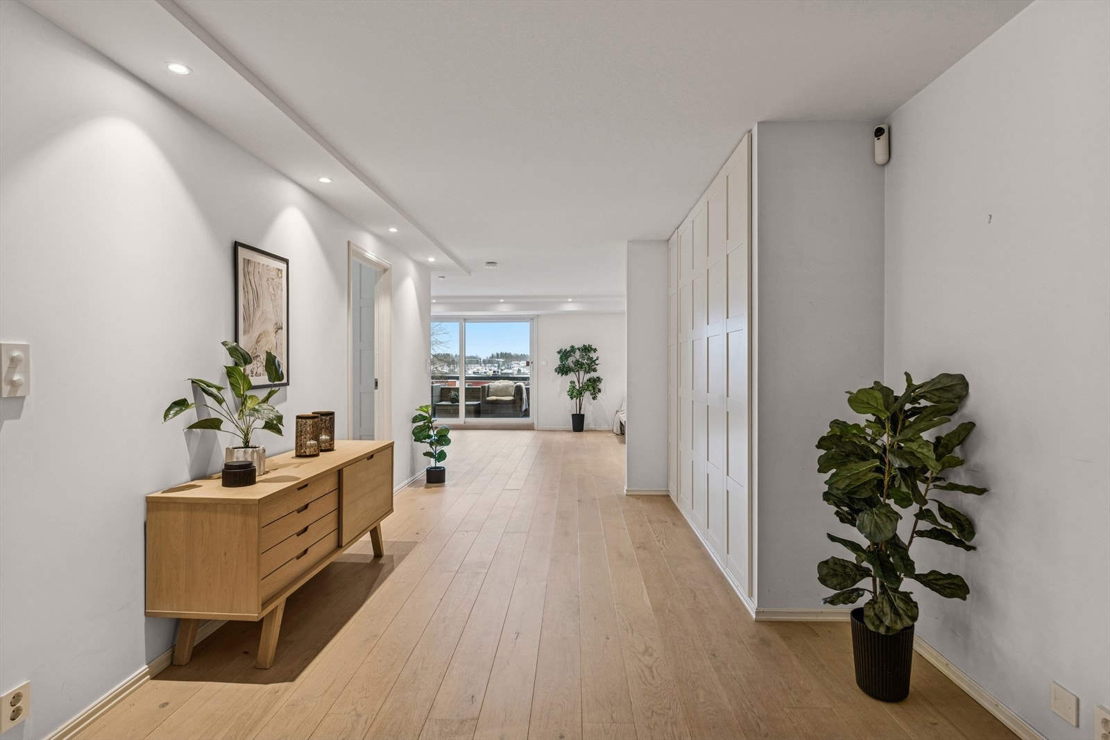 Leiligheten oppleves svært lys og luftig. Det er rikelig med innbygde garderobeskap. Galleribilde