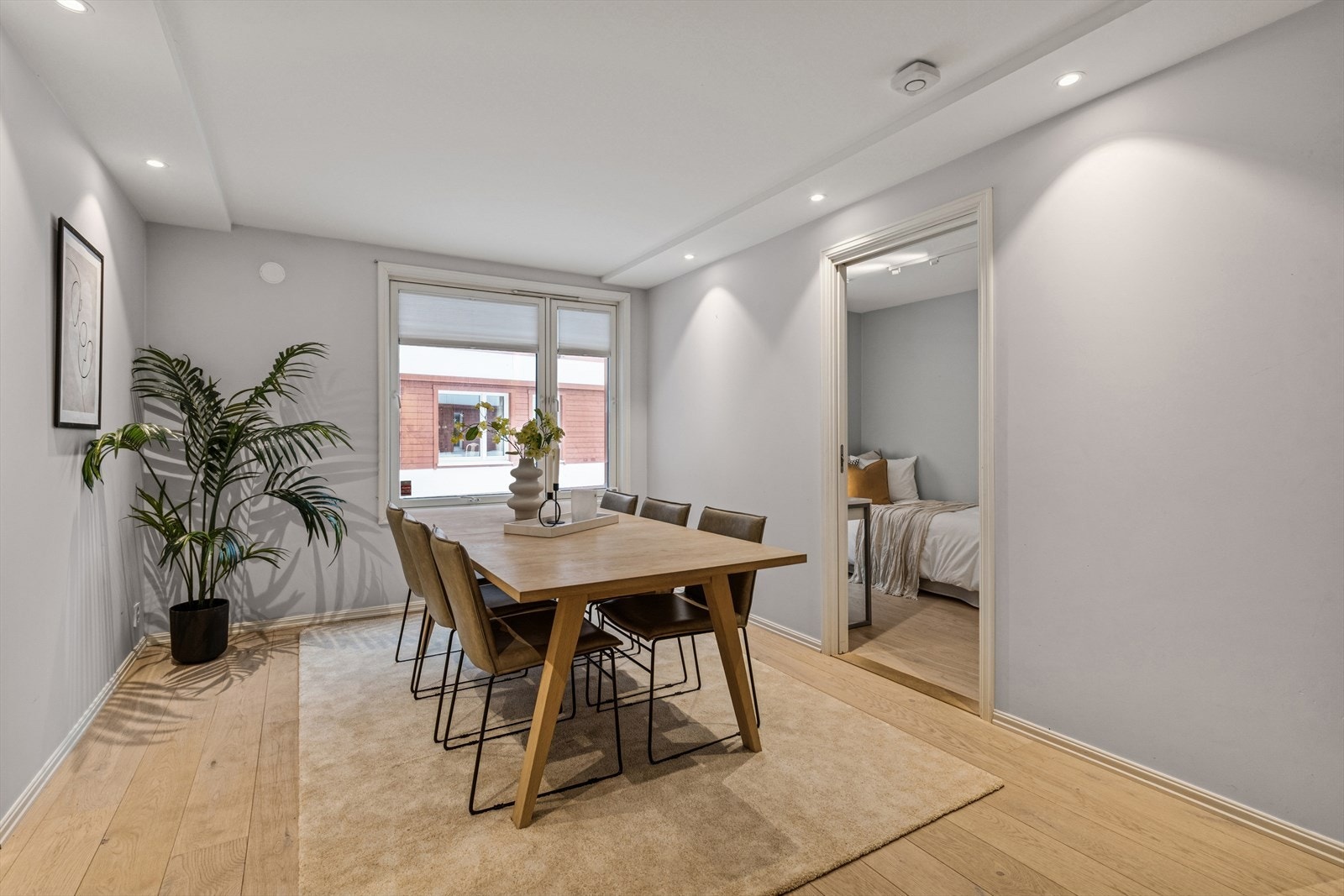 God plass til stort spisebord. Galleribilde