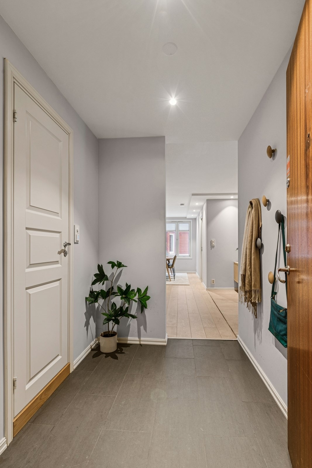 Flislagt entré. Galleribilde