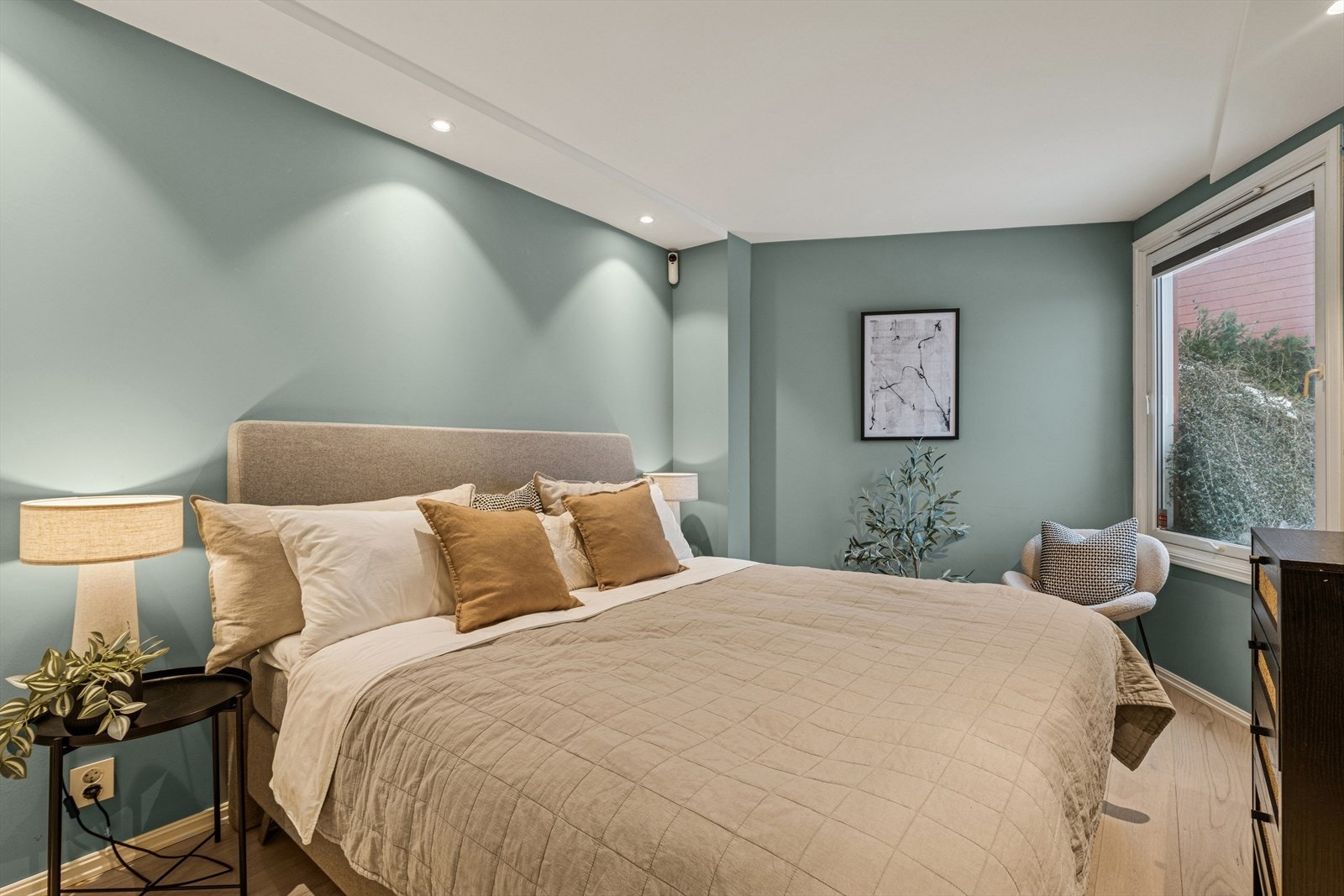 Romslig hovedsoverom med god plass til stor dobbeltseng. Galleribilde