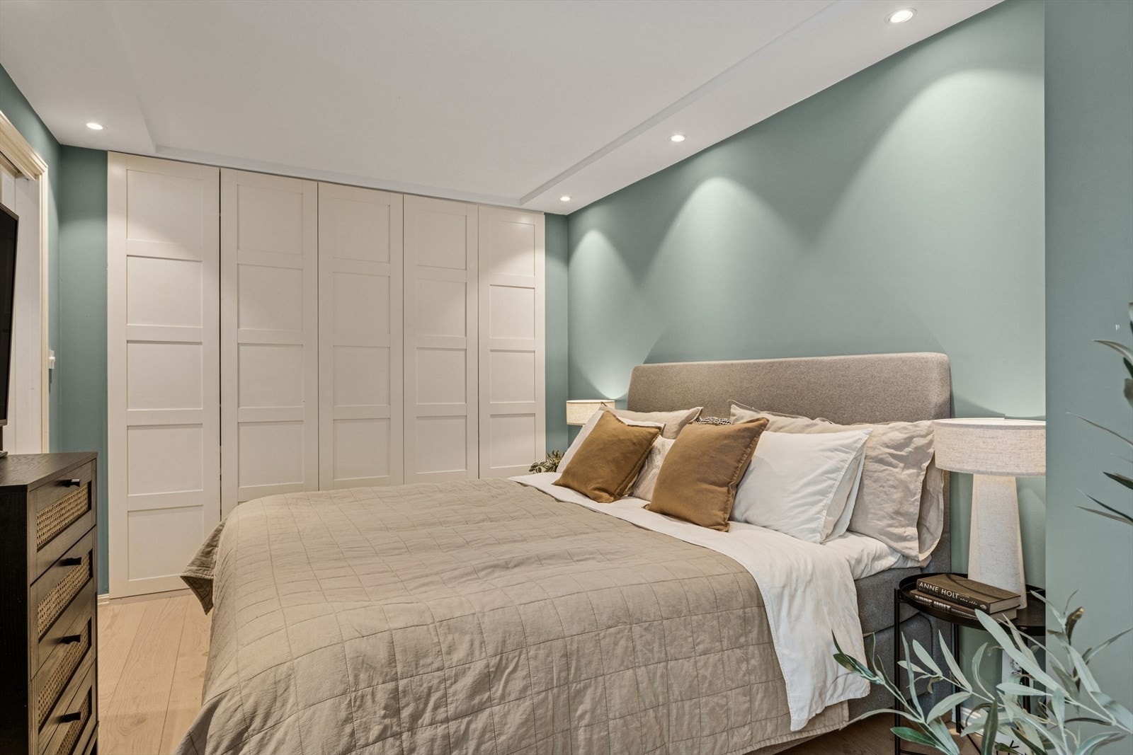 Stort, takhøyt garderobeskap. Galleribilde