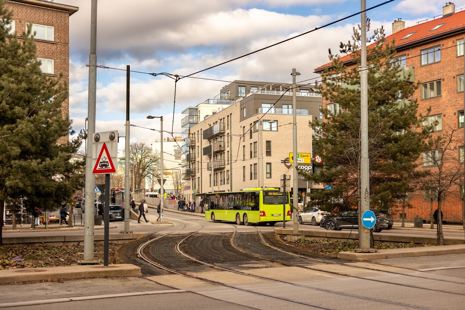 Leiligheten ligger rett ved Carl Berners plass som er et sentralt og livlig område i Oslo, kjent for sin gode kollektivforbindelse, varierte butikker og voksende kafékultur Galleribilde