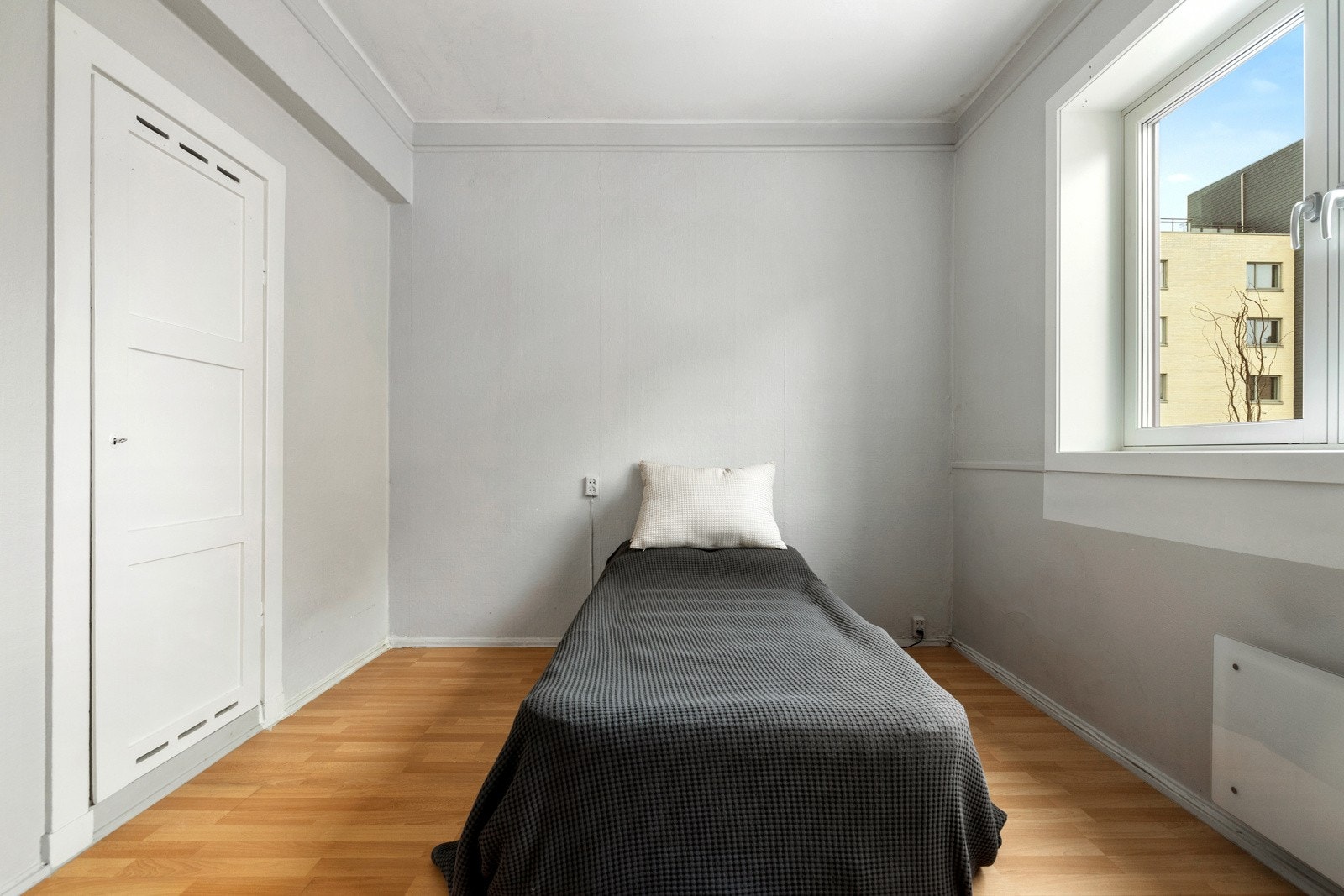 Her er det plass til dobbeltseng og klesoppbevaring Galleribilde