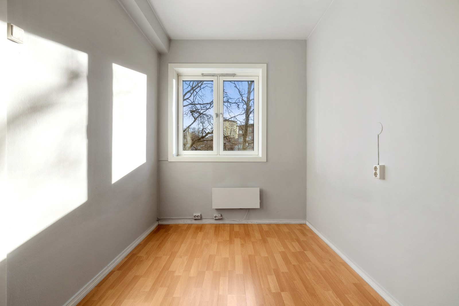 Soverom II har plass til seng og klesoppbevaring Galleribilde