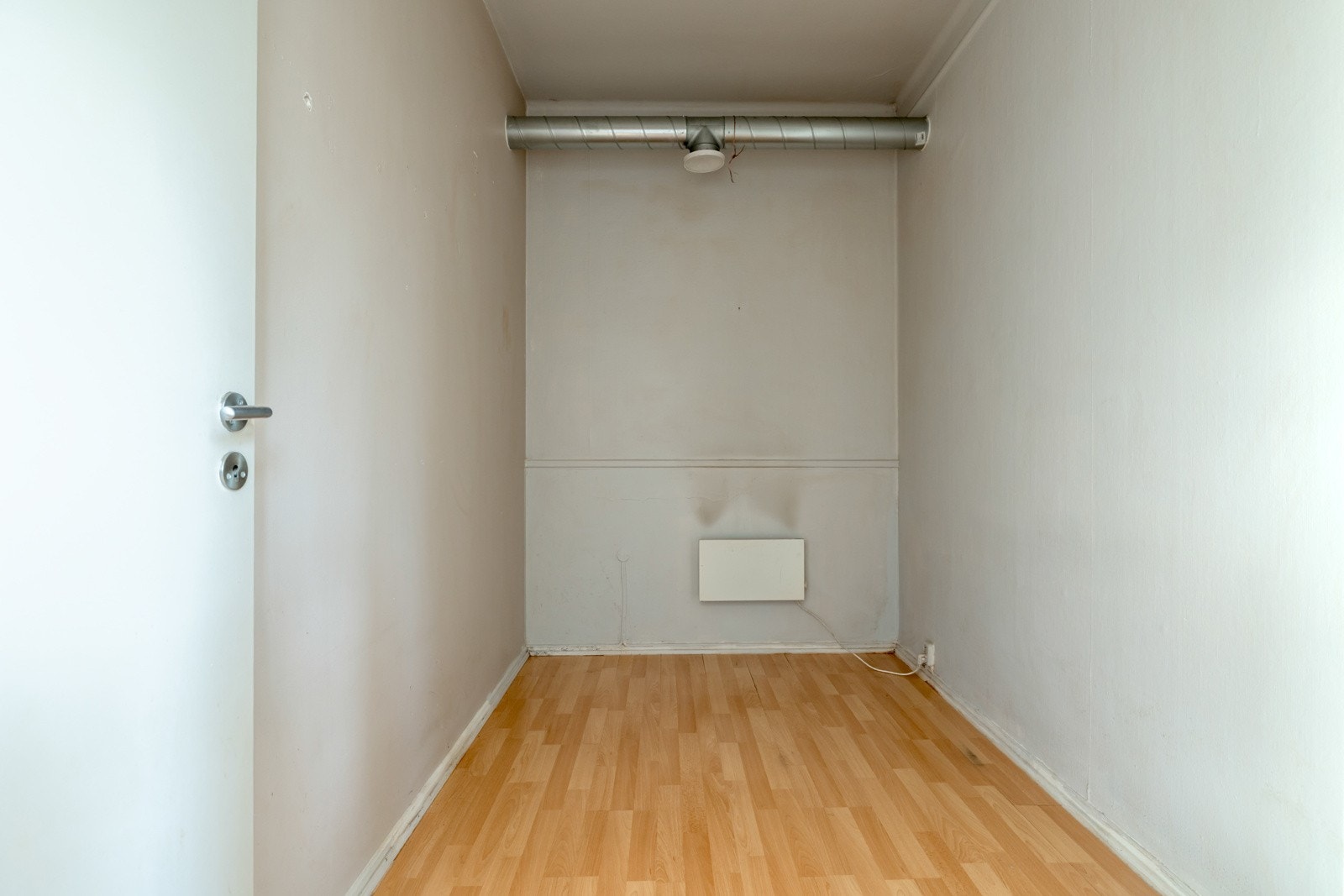 Fra stuen er det adkomst til leilighetens bod med mulighet til oppbevaring Galleribilde