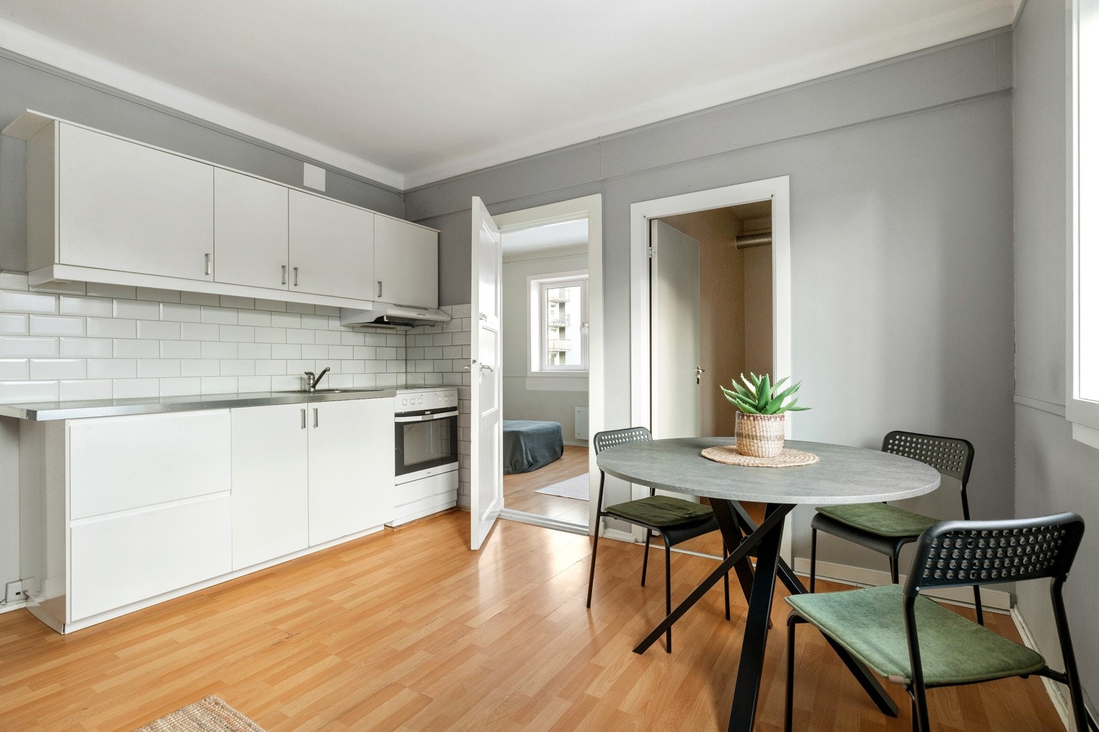 Leilighetens stue ligger i åpen løsning med kjøkkenet Galleribilde