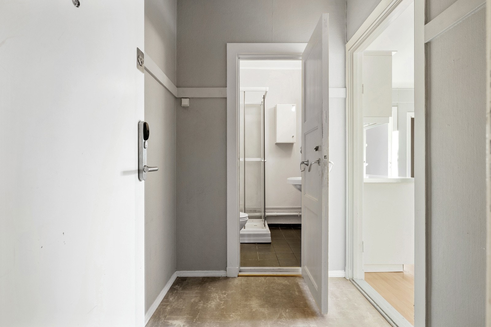 Leiligheten ligger i 2. etasje og har trappeadkomst til leilighetsplan Galleribilde