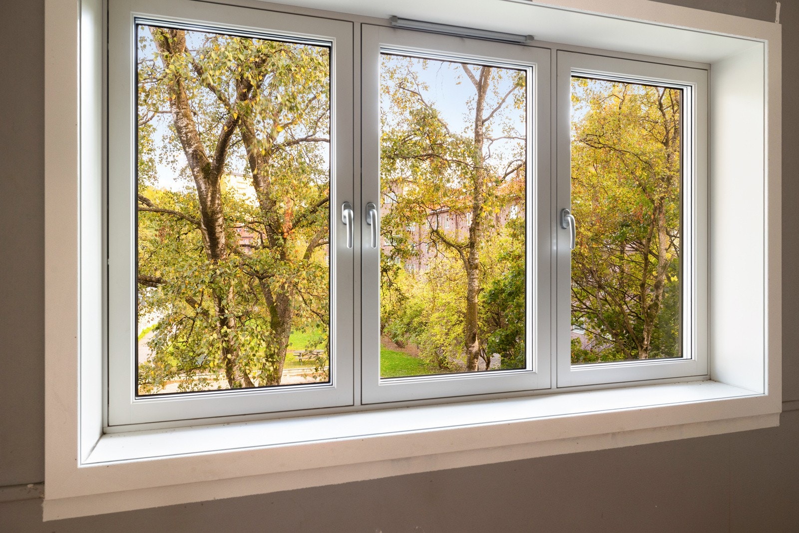 Vinduer i trerammer med 3-lags glass datert 2022 Galleribilde