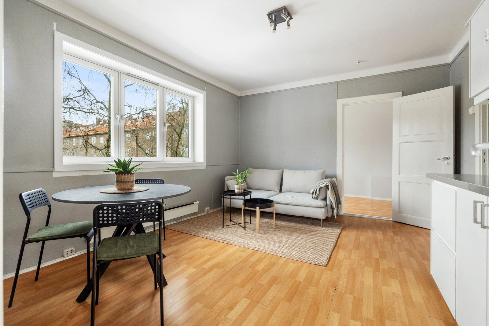 Leiligheten inneholder: Entré, stue/kjøkken, 2 soverom, bad og bod Galleribilde