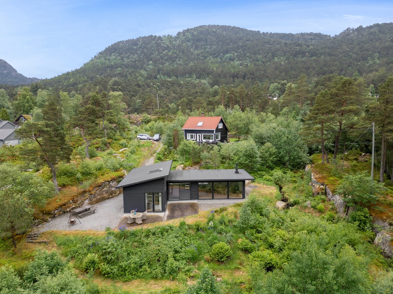 Moderne uttrykk ute som inne, med stramme linjer, minimal belistning og store vindusflater. Galleribilde
