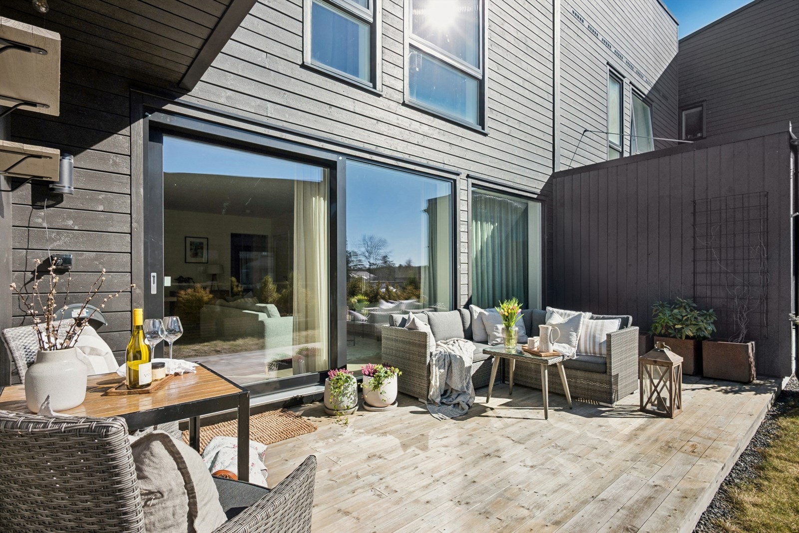 Hyggelig uteplass med fine muligheter for møblering av spiseplass, sofagruppe, grill m.m. Galleribilde