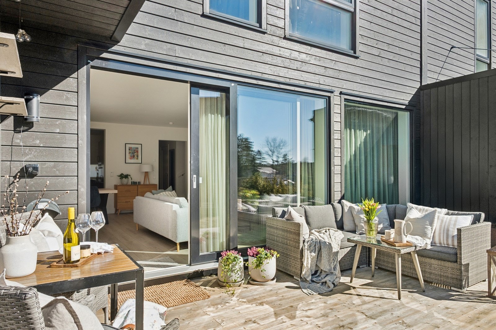 DnB Eiendom v/Anne Marie Endresen ønsker velkommen til Skoglundveien 48!
Solrik og romslig markterrasse på 17 m², vendt mot sydvest. Galleribilde