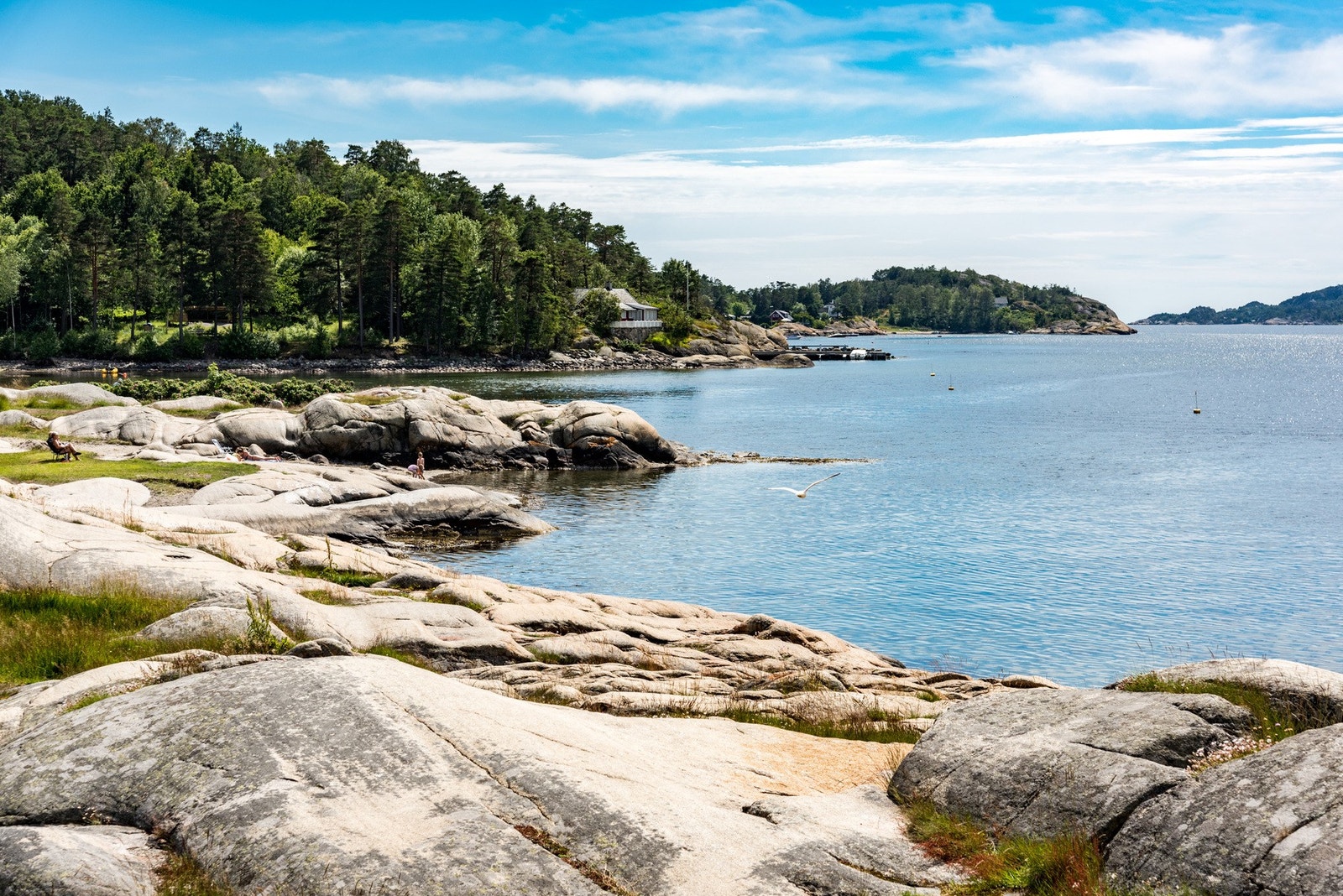 Her er det også flott camping plass med servering om sommeren. Her ligger hele fjorden klar til bruk med sol helt til siste stråle i horisonten Galleribilde