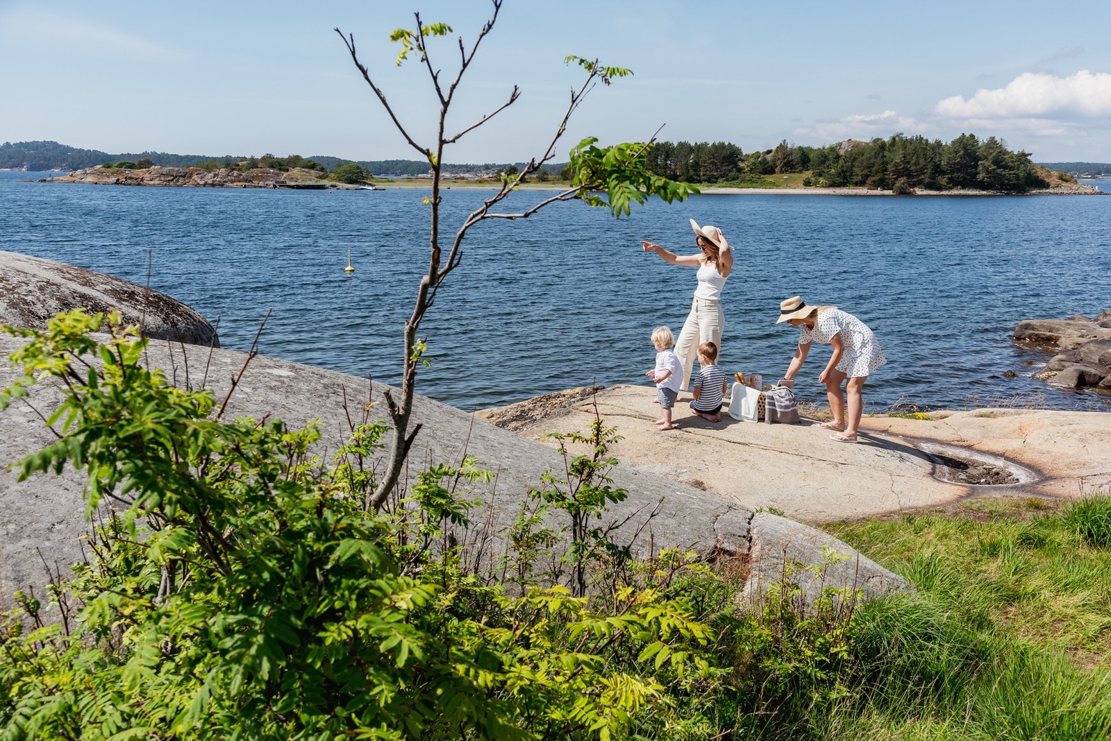 Kort vei til Langeby med svaberg og sandstrand Galleribilde