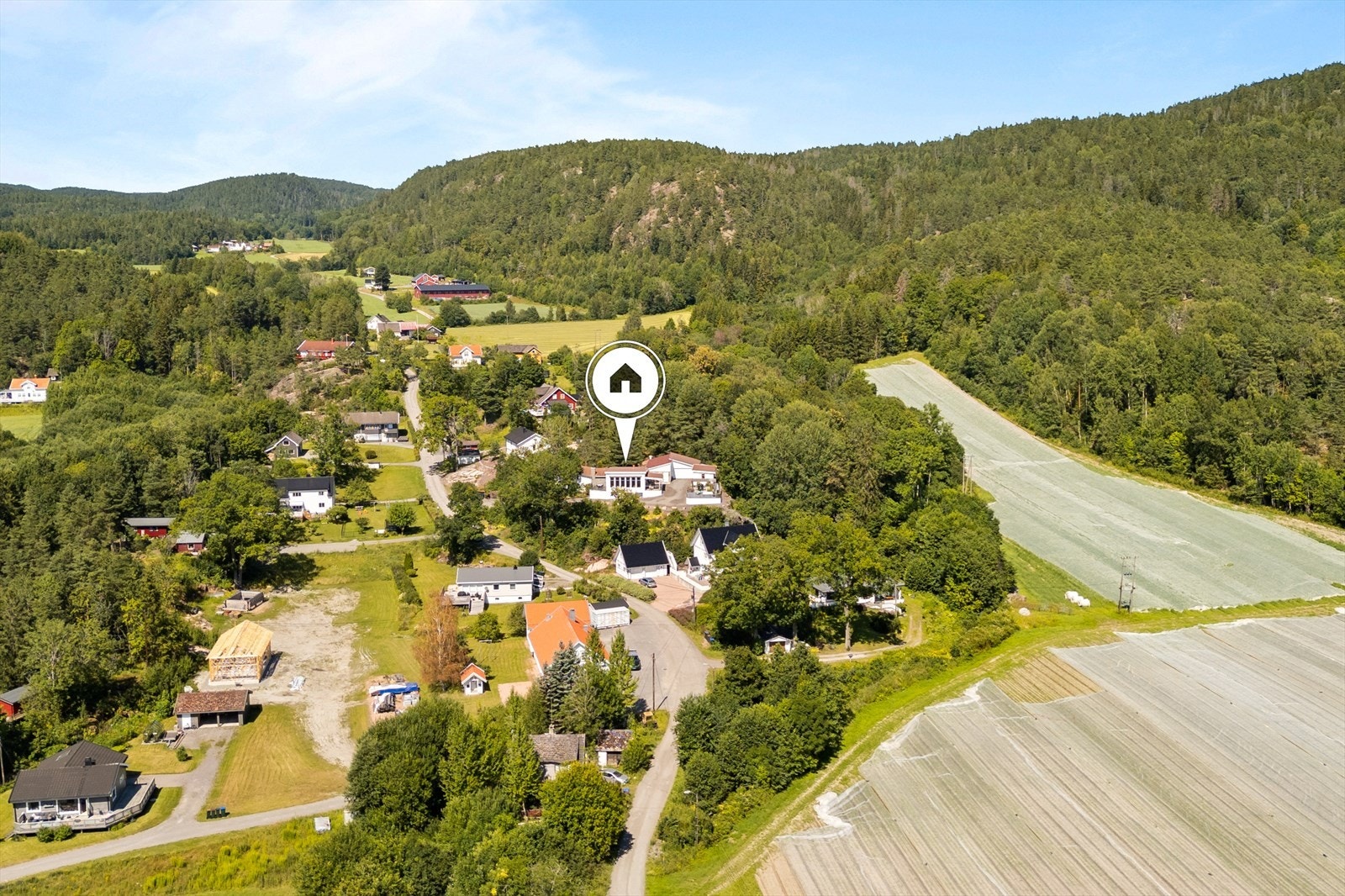 Eiendommen har en attraktiv beliggenhet i et etablert og rolig boligfelt med landlige omgivelser, der naturen danner en fin ramme rundt området. Galleribilde