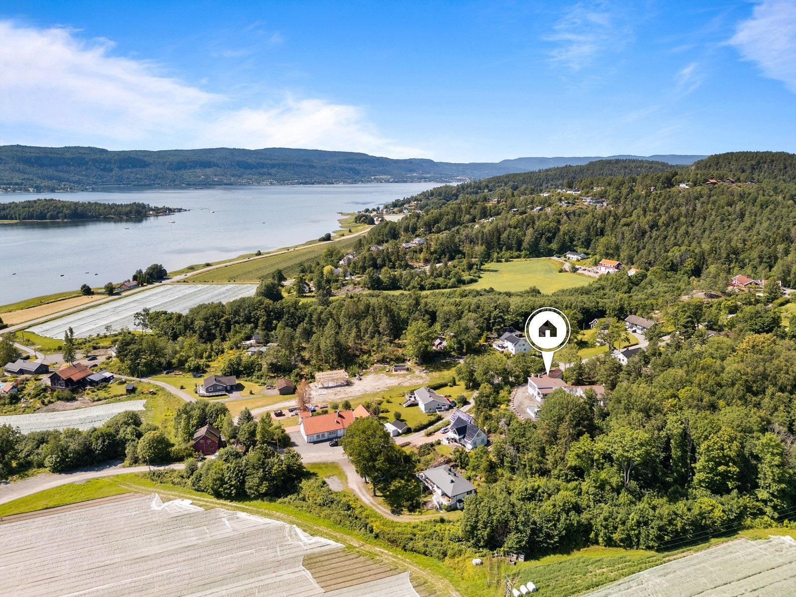 Boligen er sydøstvendt, noe som gir svært gode solforhold gjennom store deler av dagen, og den ligger høyt og fritt med vid utsikt over landskapet og vannet i horisonten. Galleribilde