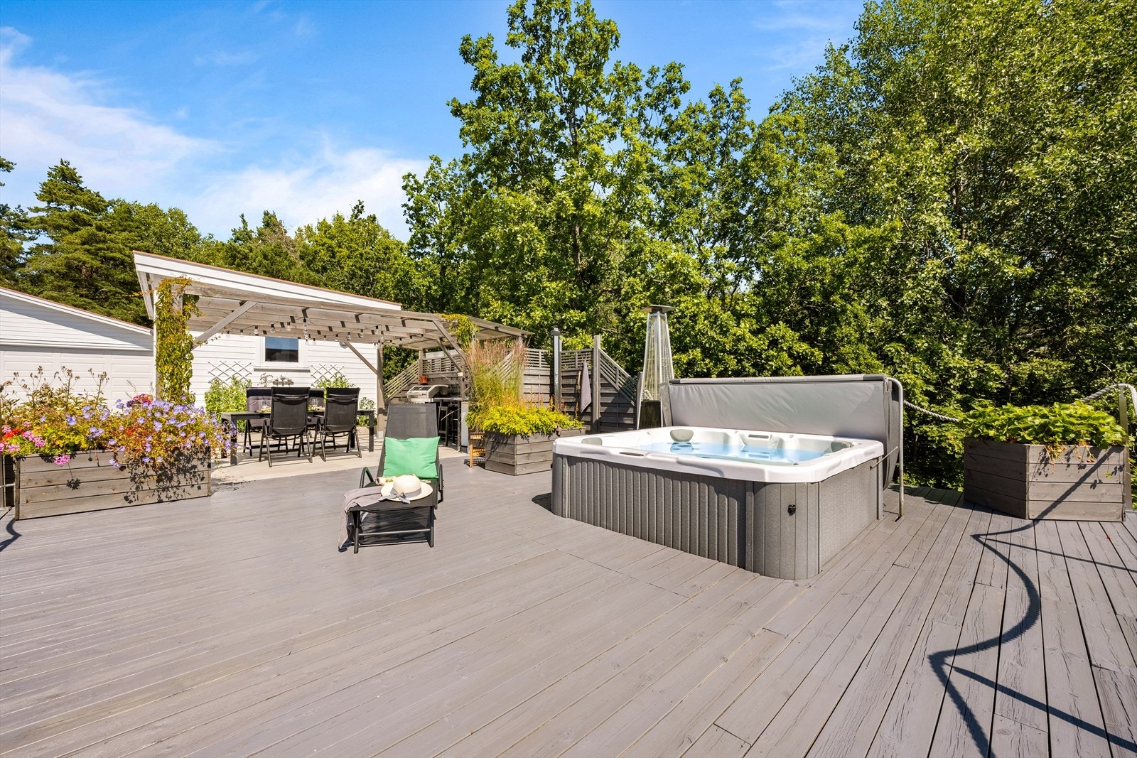 Den romslige terrassen er bygget i et helhetlig og moderne uttrykk, og inkluderer en flott jacuzzi som blir et naturlig samlingspunkt på fine dager. Galleribilde