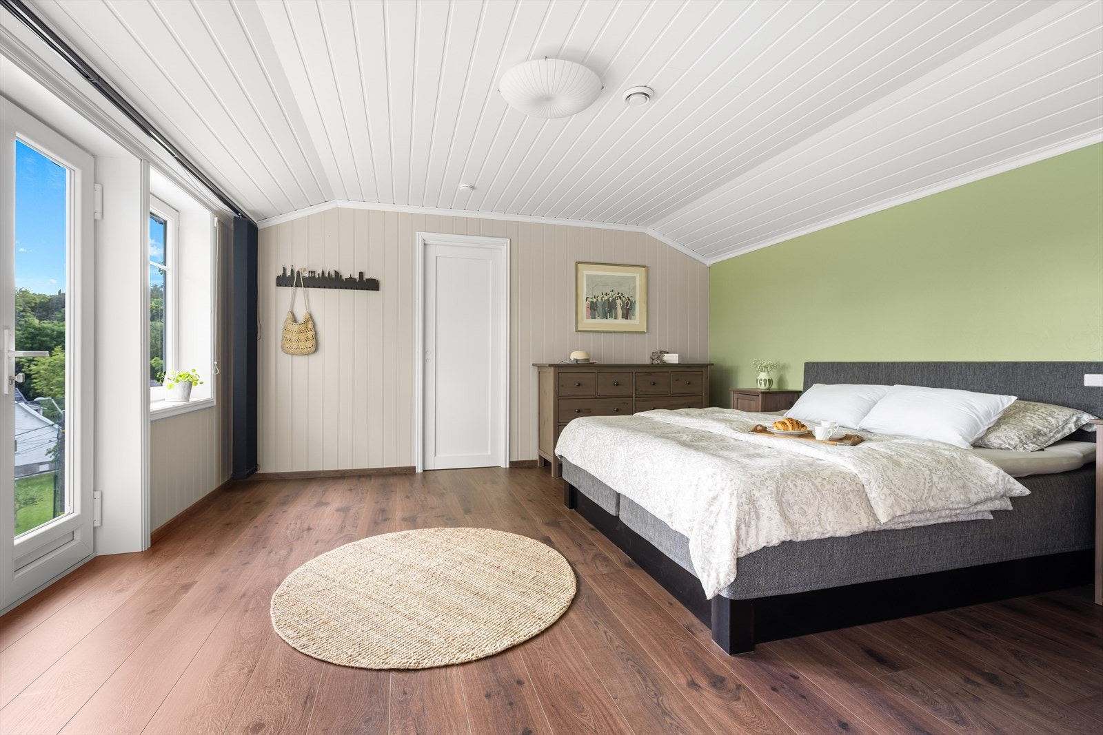 Hovedsoverommet har god plass til dobbeltseng med tilhørende nattbord og kommoder. Tilknytning til en praktisk walk-in closet med god plass til klær, sko og div. tilbehør. Galleribilde
