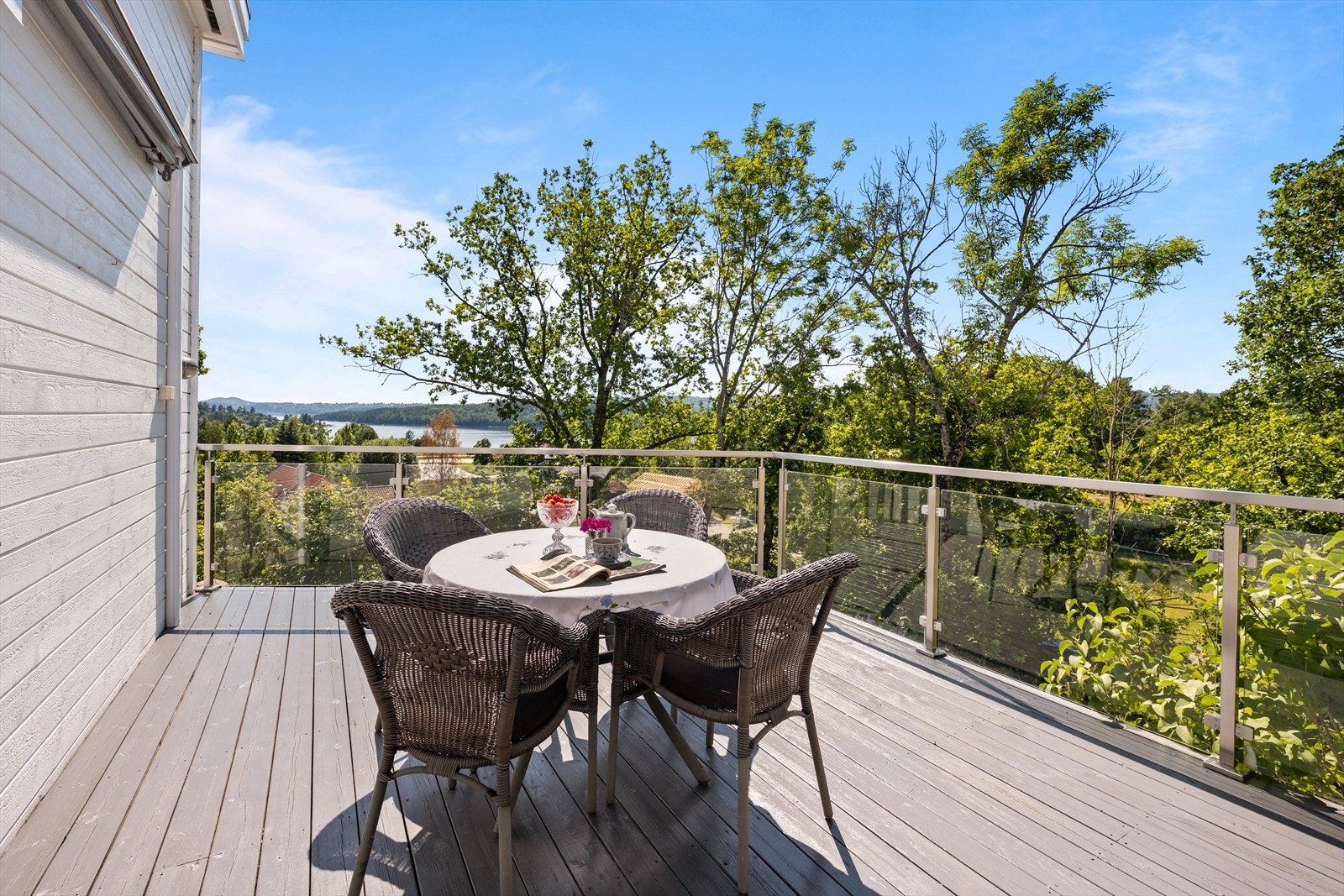 Fra stue er det direkte utgang til en hyggelig terrasse der en kan sitte å nyte både utsikt og sol. Galleribilde