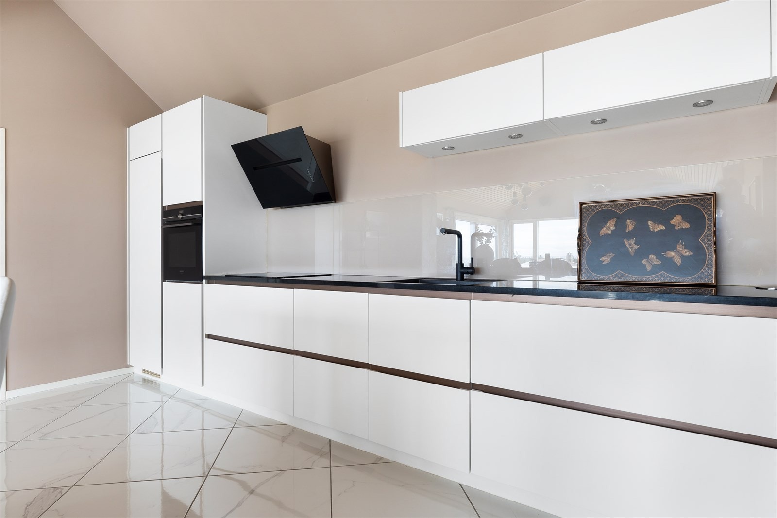 Integrerte hvitevarer og benkeplate i stein Galleribilde