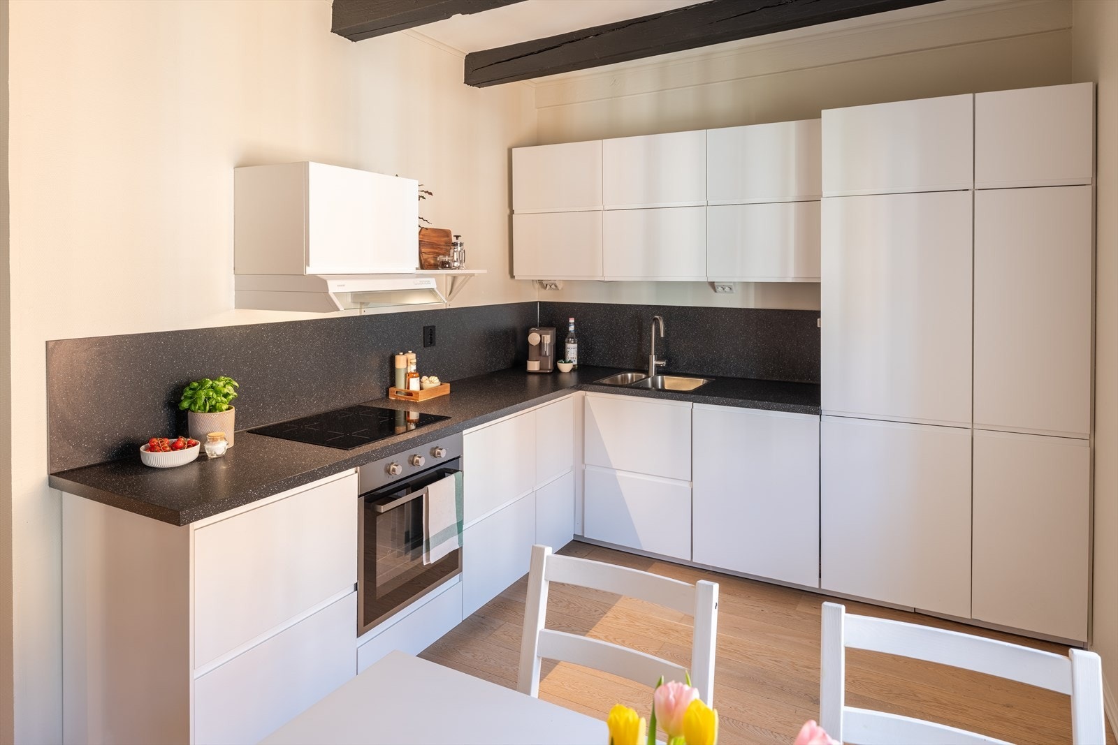 Kjøkkenet har integrerte hvitevarer som platetopp, stekeovn, oppvaskmaskin og kombinert kjøl og fryseskap. Hvitevarene medfølger handelen. Galleribilde